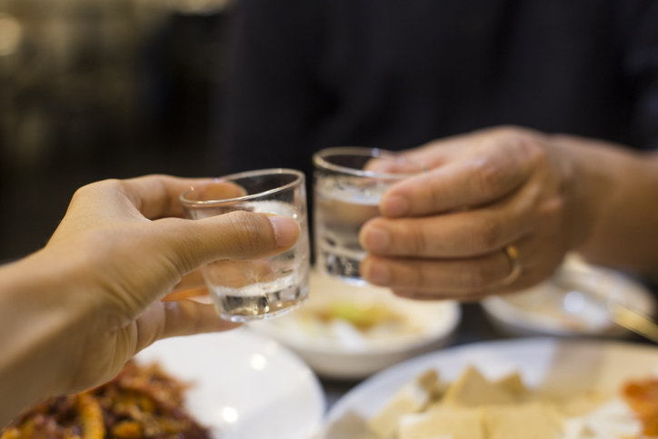 평생 과음하면 대장암 위험이 크게 증가지만, 금주하면 그 위험을 낮출 수 있는 것으로 나타났다. 사진=게티이미지코리아.