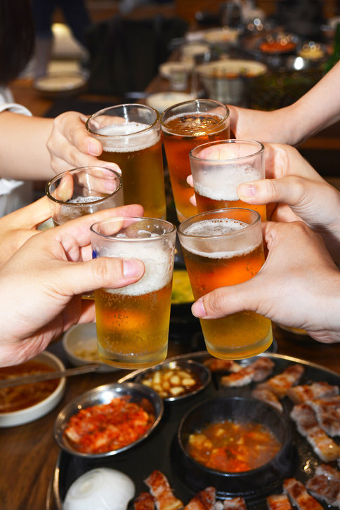 평생 과음하면 대장암 위험이 크게 증가지만, 금주하면 그 위험을 낮출 수 있는 것으로 나타났다. 사진=게티이미지코리아.