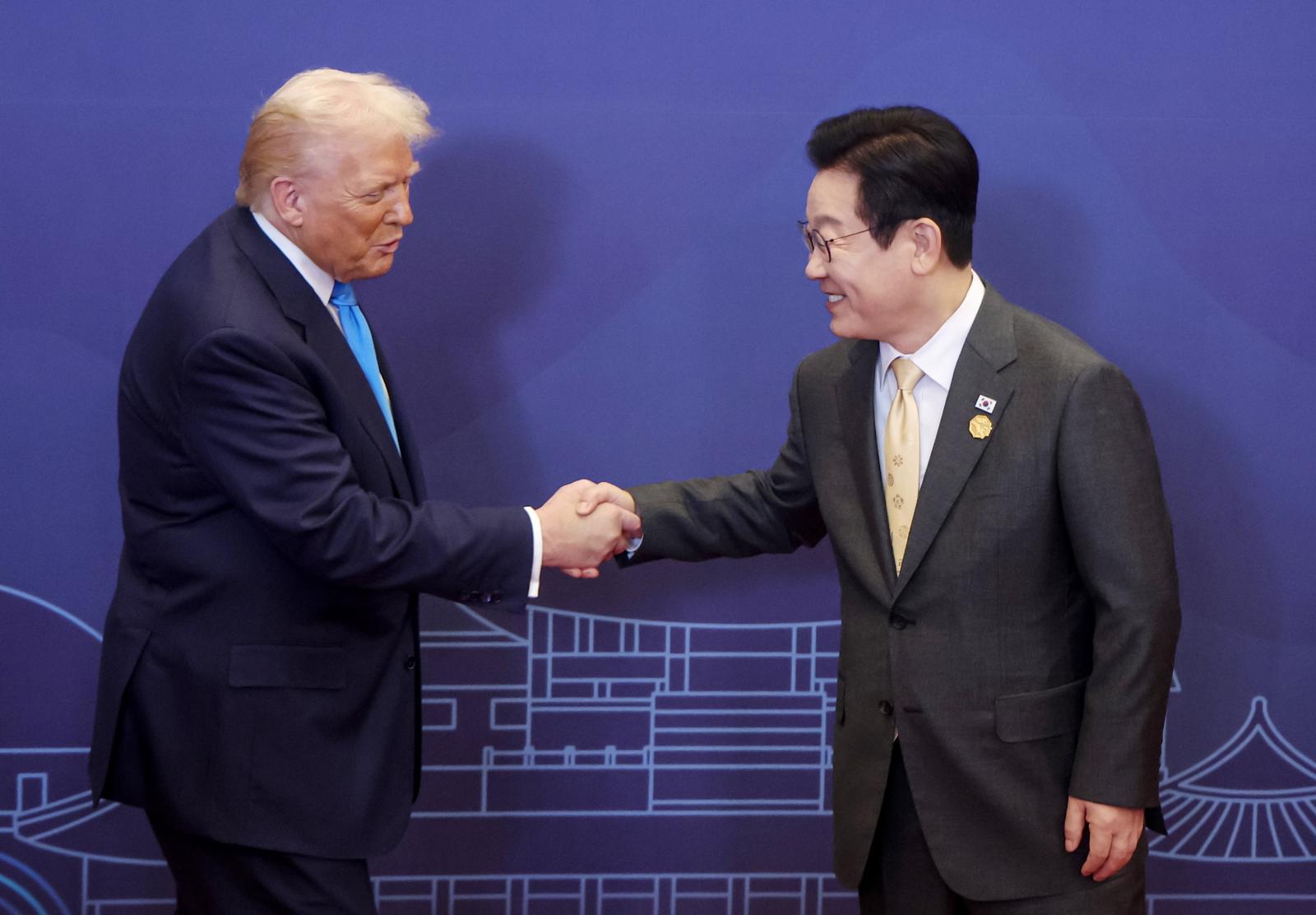 이재명 대통령이 29일 경북 경주 힐튼호텔 그랜드볼룸에서 열린 대통령 주최 정상 특별만찬에서 도널드 트럼프 미국 대통령을 영접하고 있다. (대통령실통신사진기자단) 2025.10.29. 뉴시스