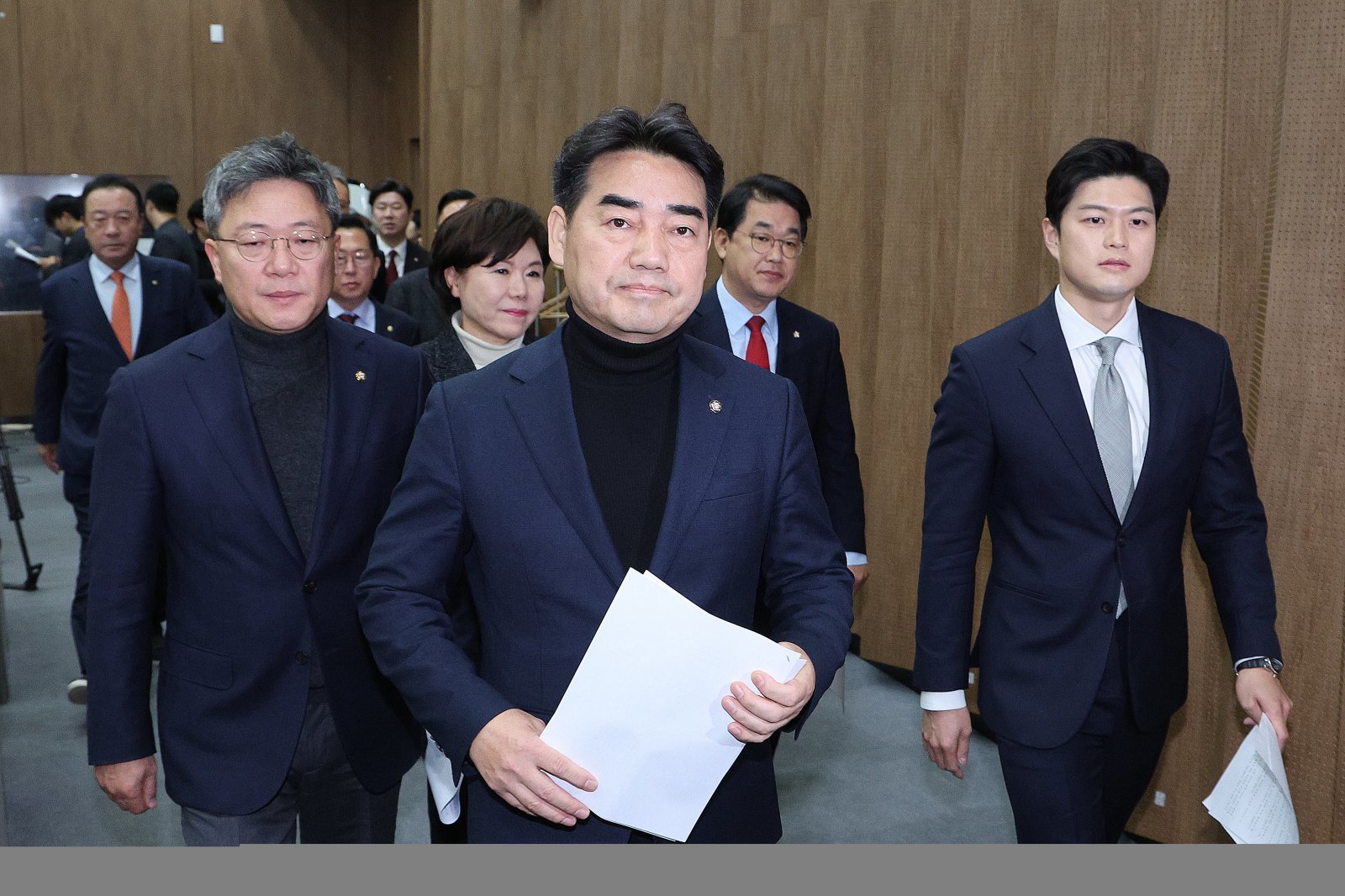 이성권 의원을 비롯한 국민의힘 초·재선 의원들이 3일 서울 여의도 국회 소통관에서 가진 비상계엄 1년 성찰과 반성 기자회견에 참석하고 있다. 2025.12.3 뉴스1