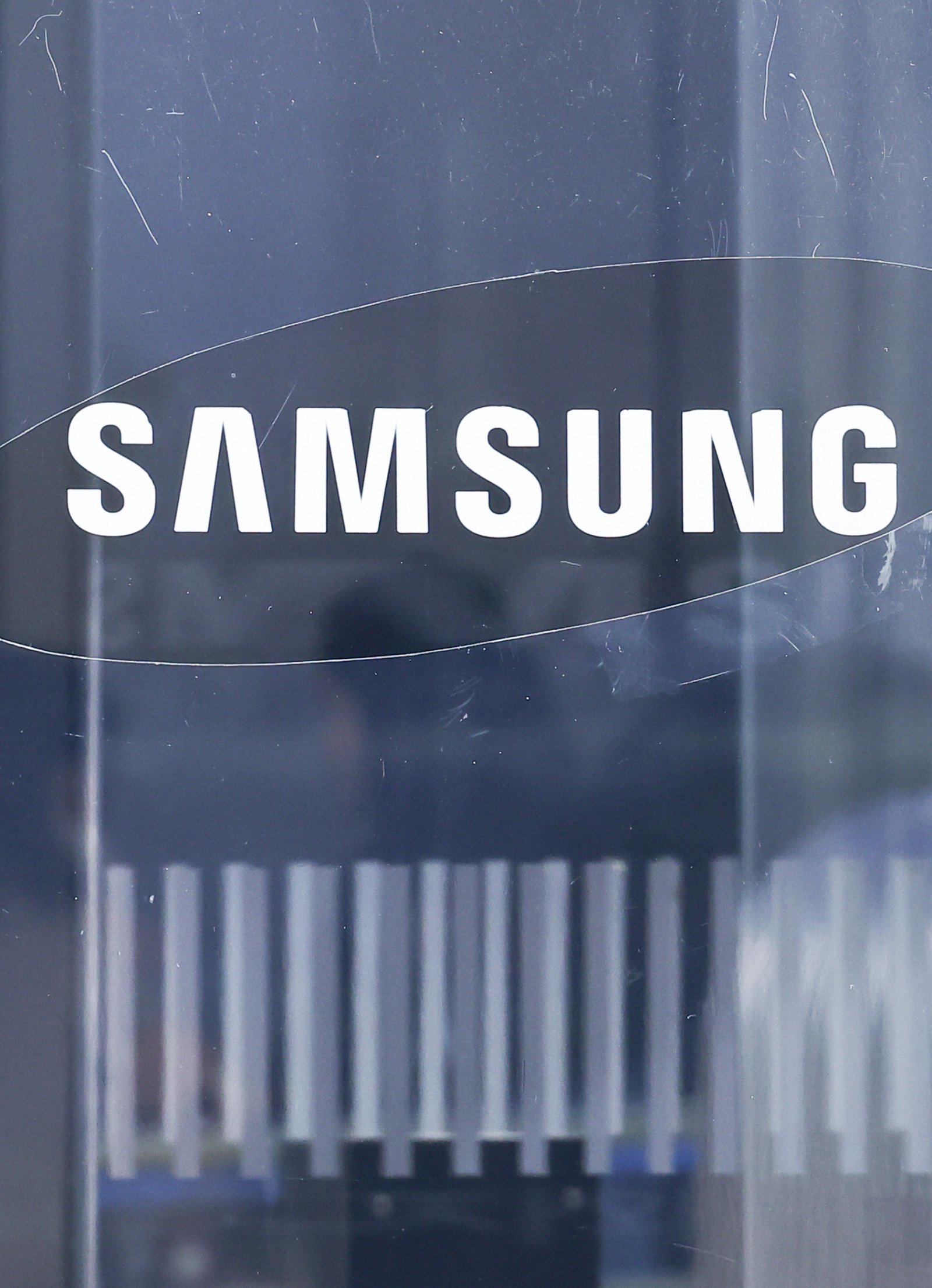 삼성전자가 창사 이래 처음으로 분기 영업이익 20조원을 돌파한 것으로 발표한 8일 서울 서초구 삼성전자 사옥에 삼성로고가 보이고 있다.   삼성전자는 이날 연결기준 지난해 4분기 잠정 실적으로 매출 93조원, 영업이익 20조원을 발표했다. 매출은 전년 4분기(75조7900억원) 대비 22.71% 늘었고, 영업이익은 같은 기간 6조4900억원에서 208.17% 증가했다. 모두 역대 최고치인 매출(지난해 3분기 86조600억원), 영업이익(2018년 3분기 17조5700억원)을 웃도는 수준이다. 2026.01.08. 서울=뉴시스