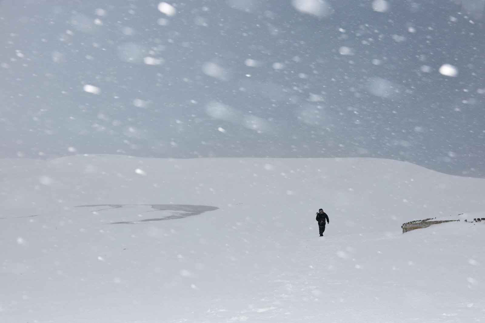 사진은 지난 22일 일본 돗토리현 돗토리 사구에서 한 사람이 눈 덮인 모래언덕 위를 걷는 모습. (사진은 기사와 직접적 관련 없음) 도쿄=AP 뉴시스