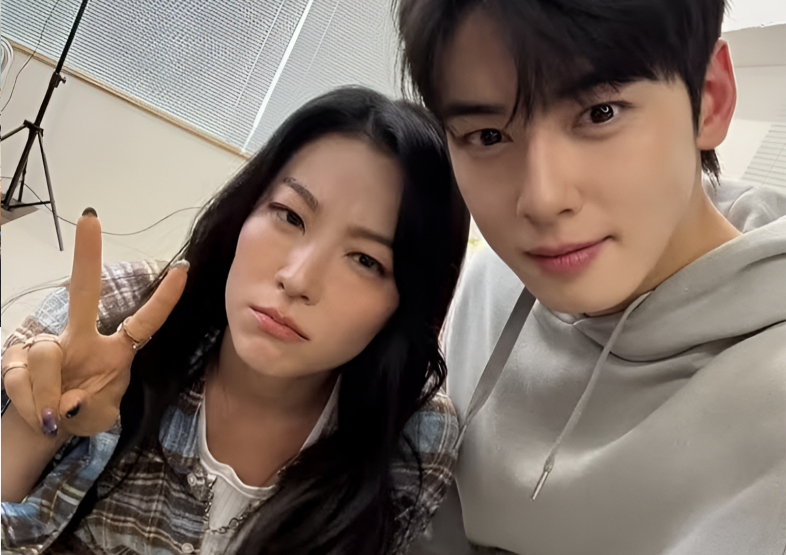 차은우가 200억 원대 탈세 의혹에 대해 사과한 가운데, 배우 아덴 조가 그를 옹호하는 댓글을 남겨 비난을 받고 있다. 뉴스1