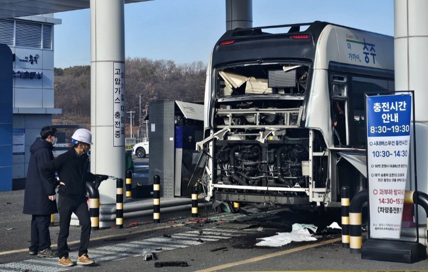 2014년 12월 충북 충주시 목행동의 한 수소충전소에서 충전 중인던 시내버스가 폭발해 관계자들이 현장을 조사하고 있다. 뉴시스