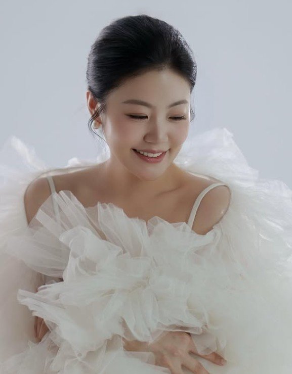 나는 솔로 14기 옥순이 웨딩 드레스를 입고 찍은 사진을 공개했다. 옥순은 지난 25일 결혼식을 올렸다. @ eunjious 인스타그램 캡처