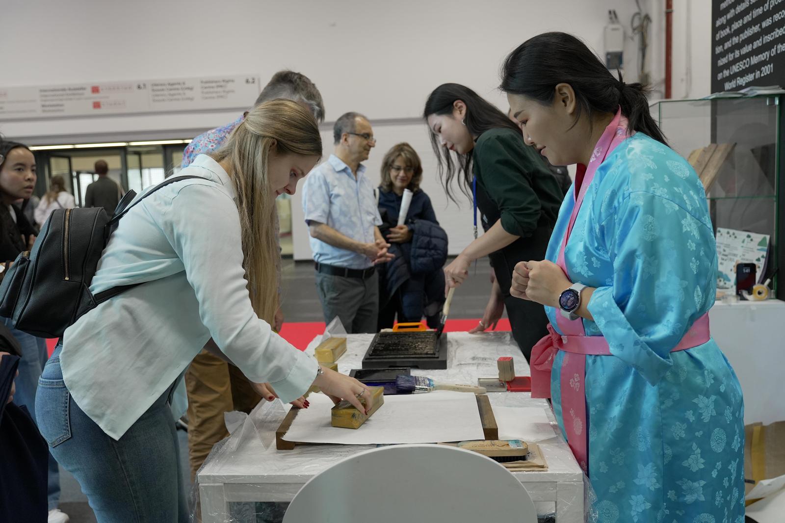 충북 청주에 있는 청주고인쇄박물관이 K-콘텐츠 열풍 속에서 직지의 세계화에 박차를 가하고 있다. 사진은 지난해 독일 프랑크푸르트에서 열린 국제도서전에 참가한 모습. 청주시 제공