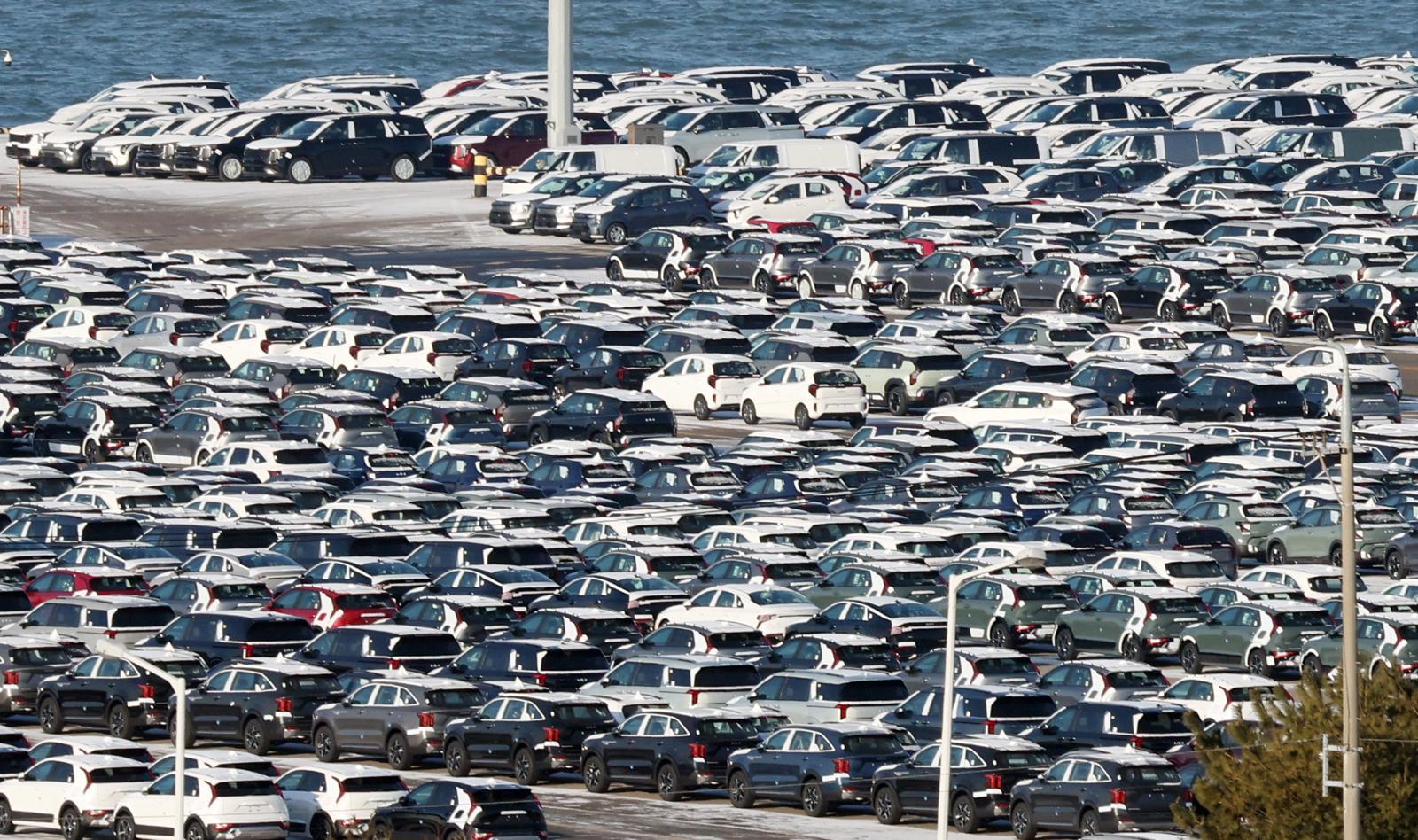 도널드 트럼프 미국 대통령이 26일(현지시간) 한국 의회가 무역 합의를 이행하지 않고 있다며 상호관세를 비롯해 자동차 등 품목 관세를 15%에서 25%로 인상하겠다고 밝혔다. 사진은 27일 경기 평택시 포승읍 평택항에 수출용 차량이 세워져 있는 모습. 2026.1.27 뉴스1