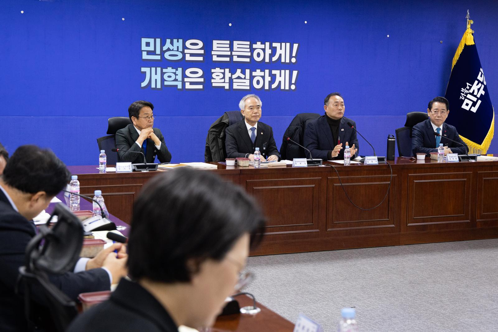 김원이 더불어민주당 전남도당위원장이 27일 서울 여의도 국회 의원회관에서 열린 더불어민주당 광주전남 통합 특별법 제정을 위한 제4차 간담회에서 모두 발언을 하고 있다. 2026.1.27 뉴스1