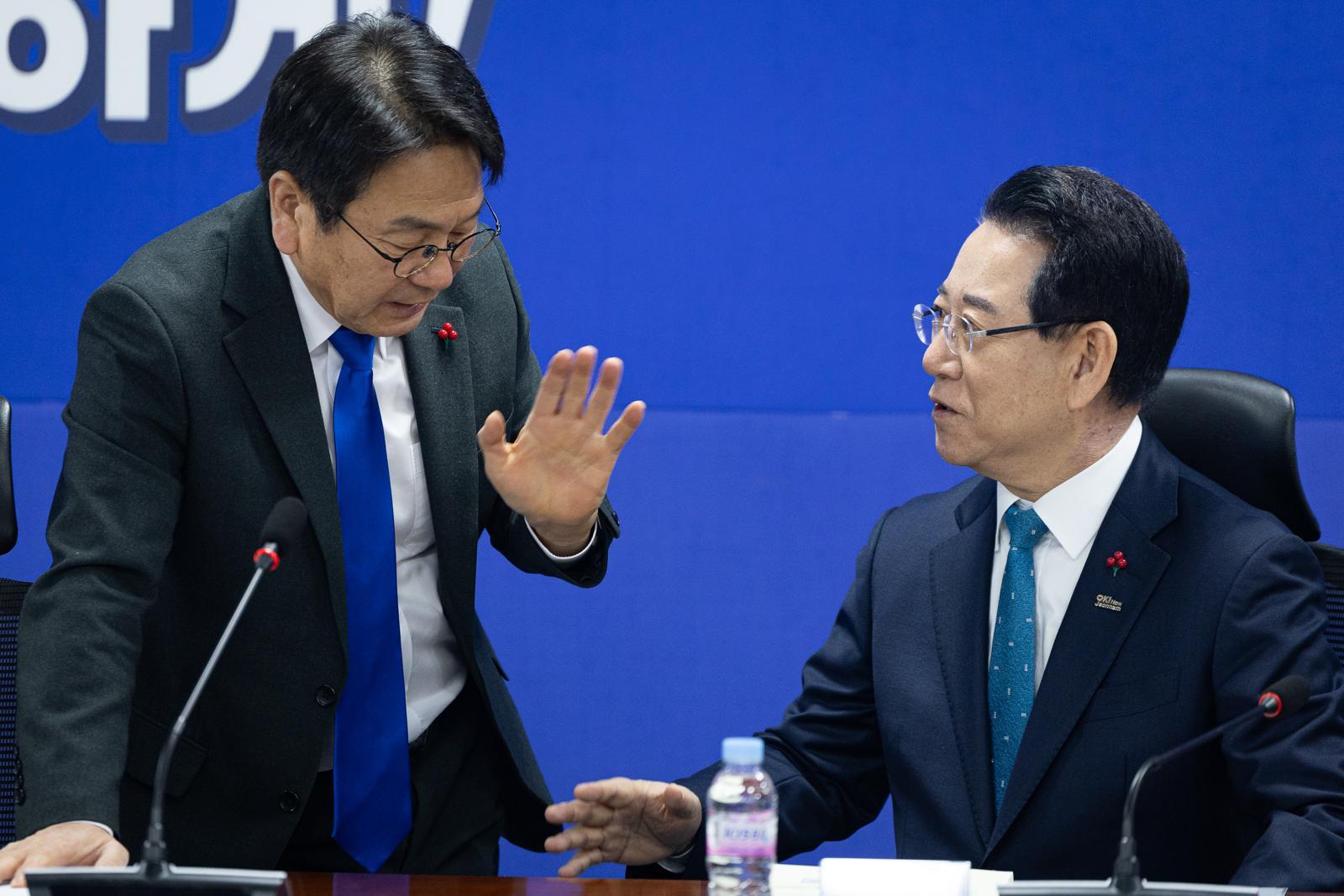 강기정 광주시장(왼쪽)과 김영록 전남지사가 27일 서울 여의도 국회 의원회관에서 열린 더불어민주당 광주전남 통합 특별법 제정을 위한 제4차 간담회에 앞서 대화하고 있다. 2026.1.27 뉴스1