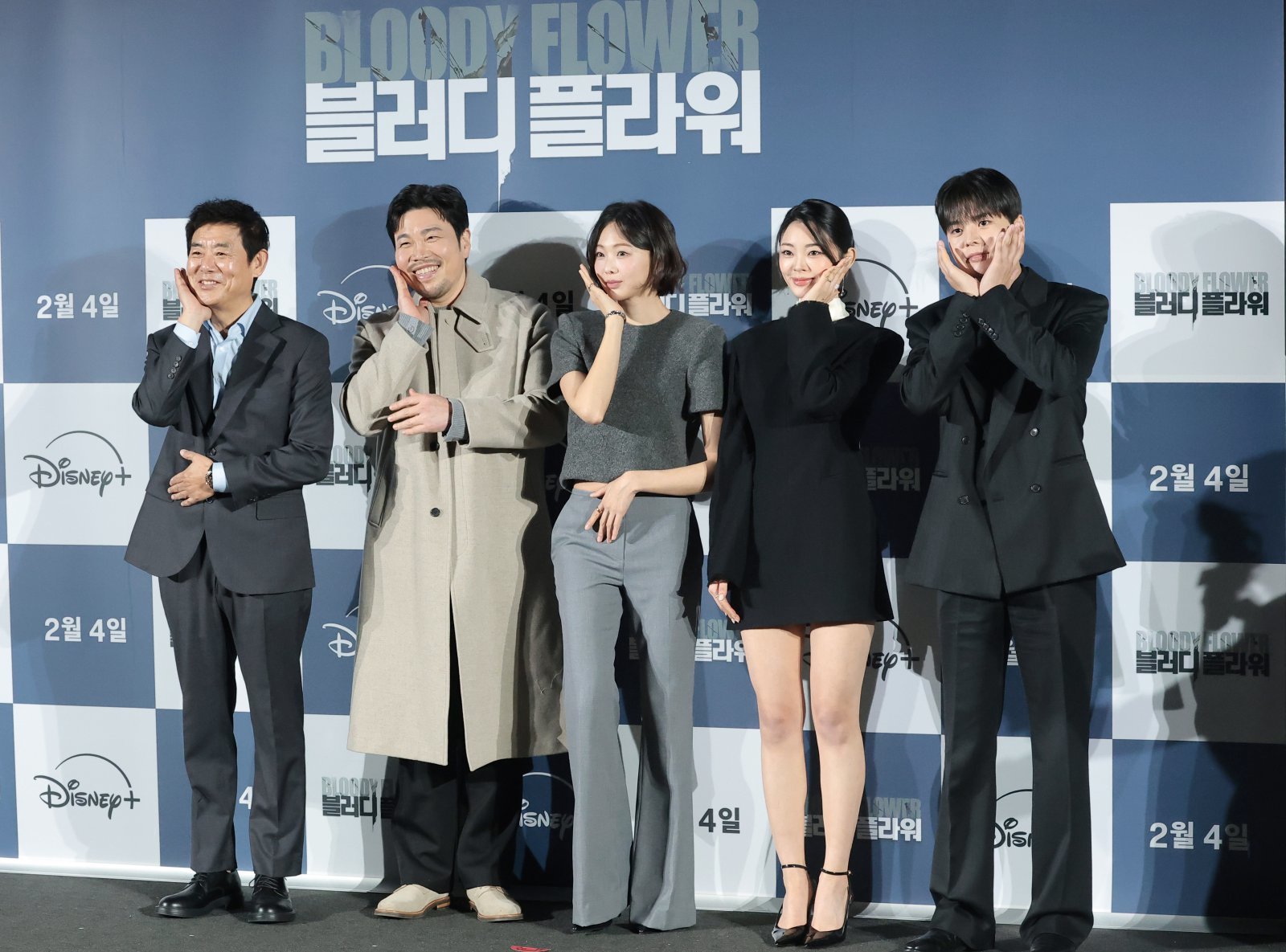 배우 성동일(왼쪽부터)과 신승훈, 금새록, 정소리, 려운이 27일 서울 용산구 CGV용산아이파크몰에서 열린 디즈니+ 오리지널 시리즈 ‘블러디 플라워’ 제작발표회에서 포즈를 취하고 있다. ‘블러디 플라워’는 모든 불치병을 치료할 수 있는 능력을 가진 연쇄살인범을 둘러싼 사람들의 이야기를 그린 미스터리 스릴러다. 2026.1.27 뉴스1