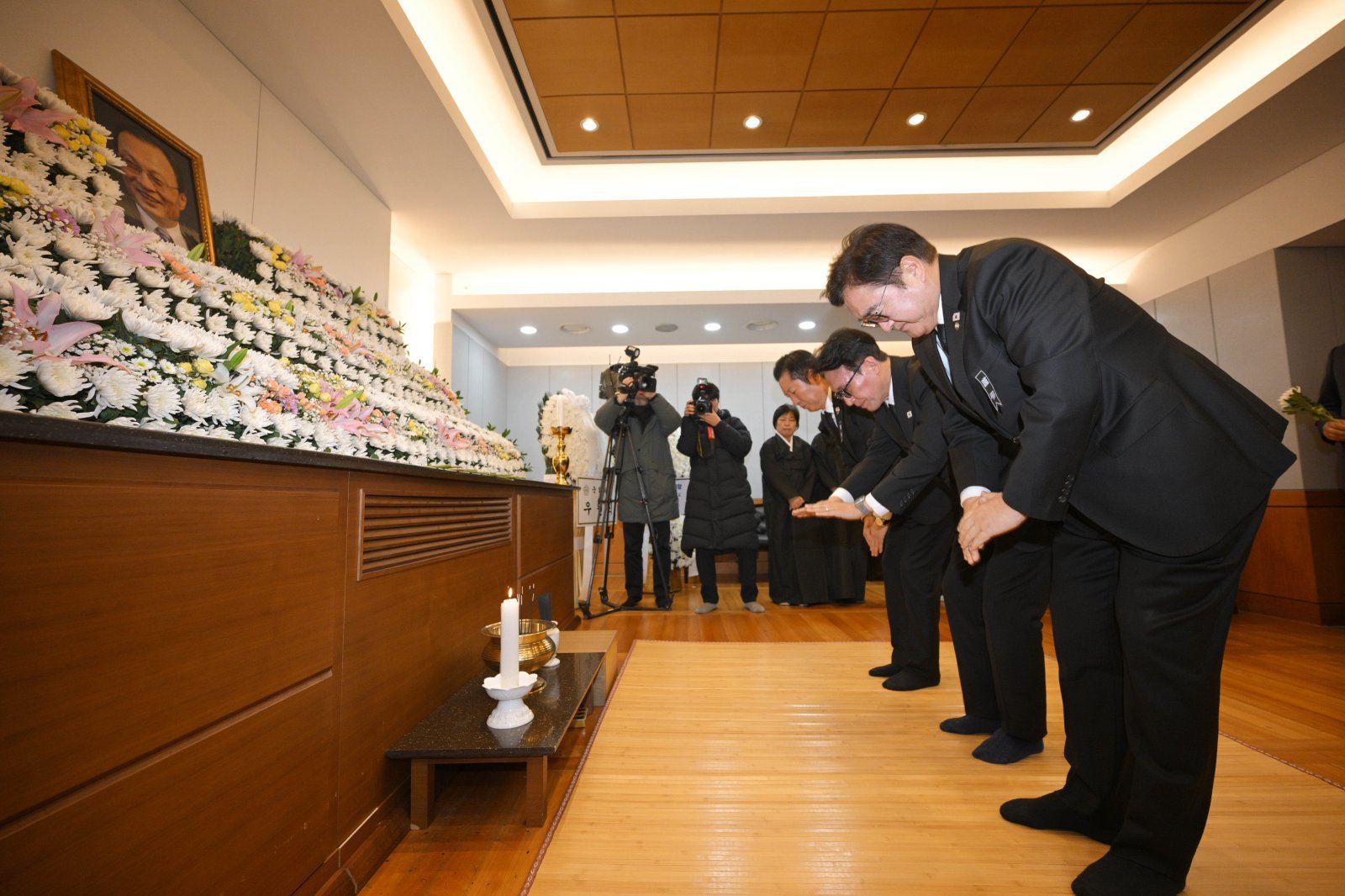 우원식 국회의장, 김민석 국무총리, 정청래 더불어민주당 대표가 27일 오전 서울 종로구 서울대학교병원 장례식장에 마련된 故 이해찬 전 국무총리의 빈소에서 조문하고 있다. 사진공동취재