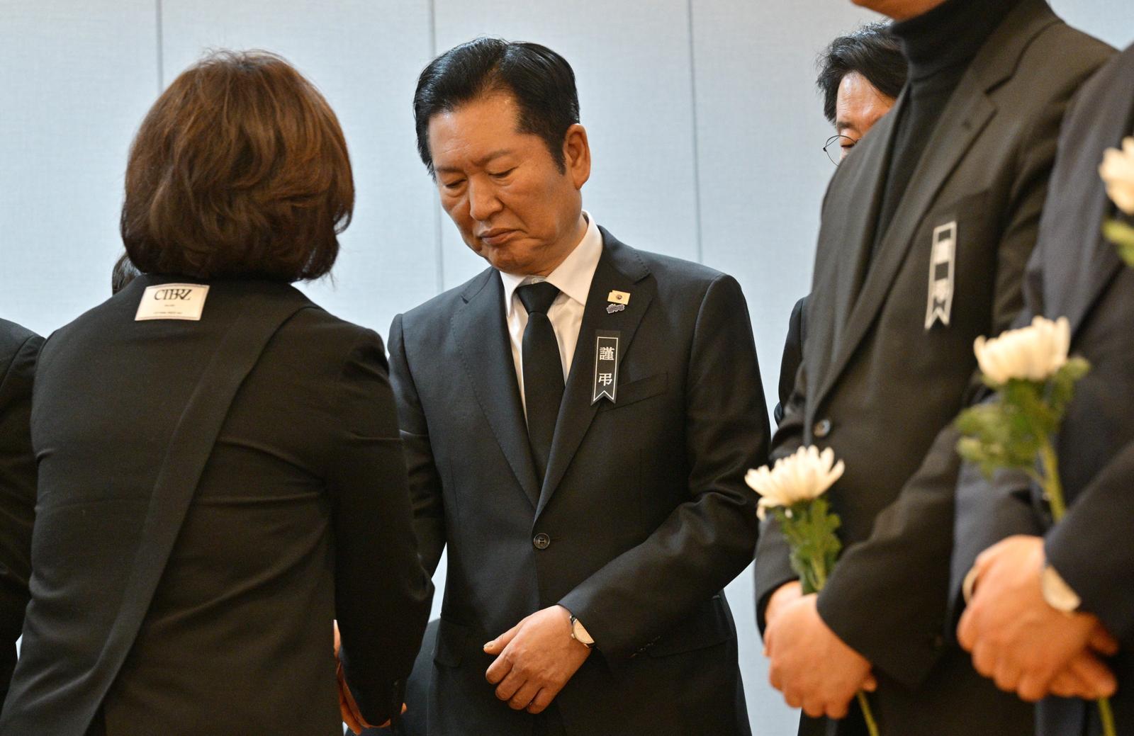 정당 상임공동 장례위원장을 맡은 정청래 더불어민주당 대표가 27일 오전 서울 종로구 서울대학교병원 장례식장에 마련된 故 이해찬 전 국무총리의 빈소에서 조문객들의 조문을 받고 있다. 사진공동취재