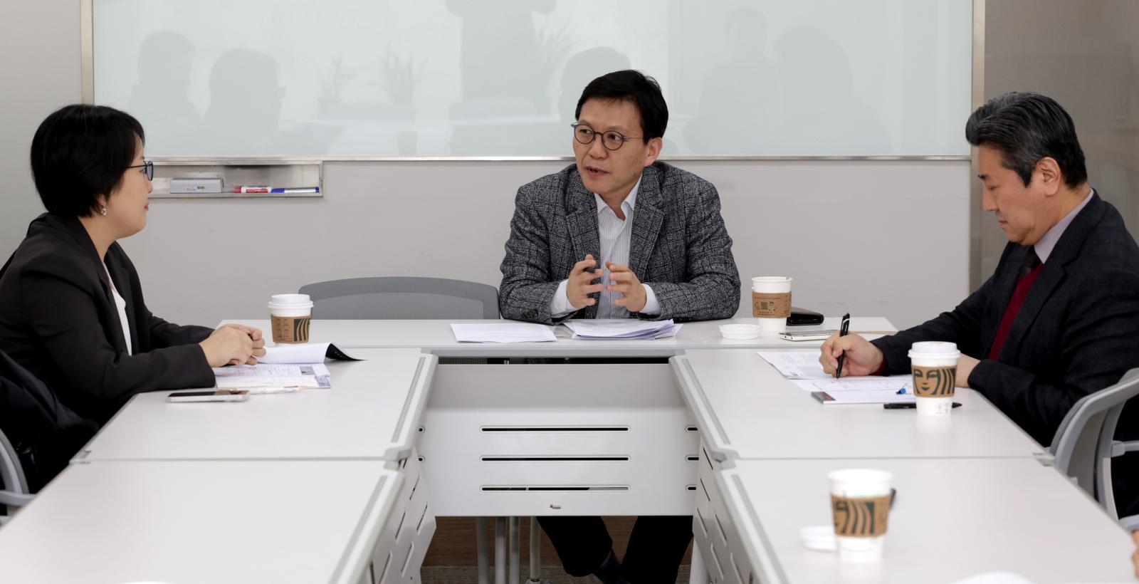 화정평화재단은 1월 22일 동아닷컴 대회의실에서 ‘2026년 외교안보 전망’을 주제로 연구위원 간담회를 가졌다. 정구연 강원대 정치외교학과 교수, 윤상호 동아일보 정치부전문기자. 김한권 국립외교원 교수(왼쪽부터)가 토론하고 있다. 변영욱 기자 cut@donga.com