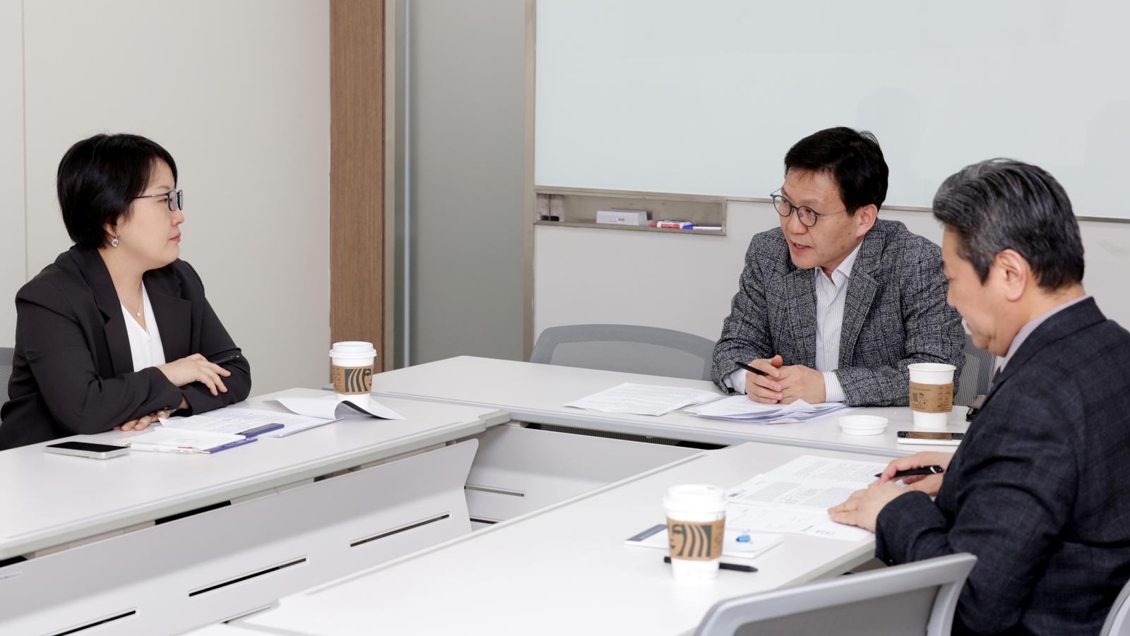 화정평화재단은 1월 22일 동아닷컴 대회의실에서 ‘2026년 외교안보 전망’을 주제로 연구위원 간담회를 가졌다. 정구연 강원대 정치외교학과 교수, 윤상호 동아일보 정치부전문기자. 김한권 국립외교원 교수(왼쪽부터)가 토론하고 있다. 변영욱 기자 cut@donga.com