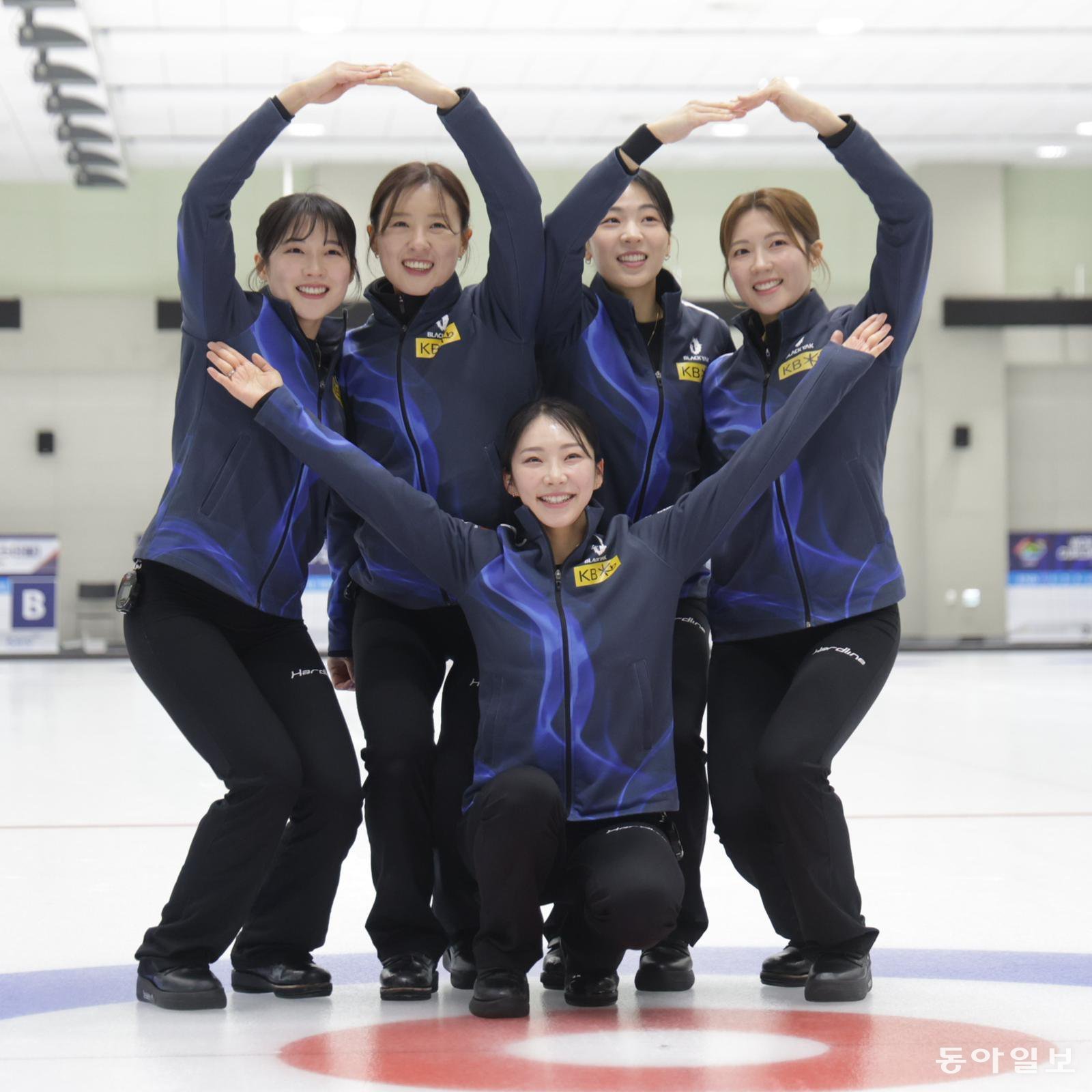 2026 밀라노-코르티나 동계올림픽대회 출전하는 여자 컬링 대표팀이 27일 충북 진천선수촌에서 훈련하고 있다. 진천=박형기 기자 oneshot@donga.com