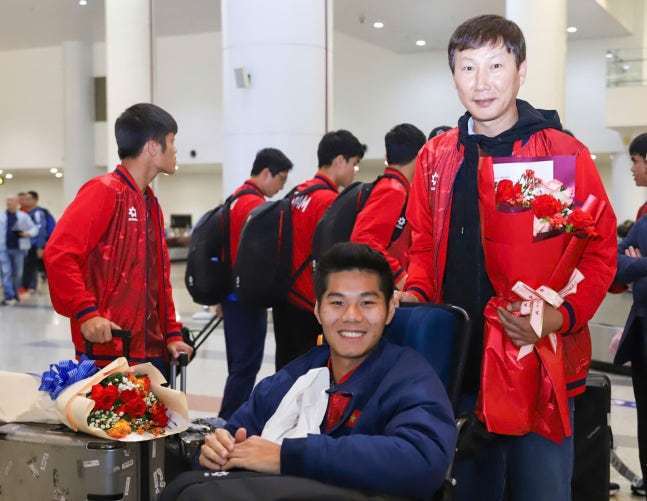 제자의 휠체어를 끄는 김상식 감독(오른쪽) 베트남넷 제공