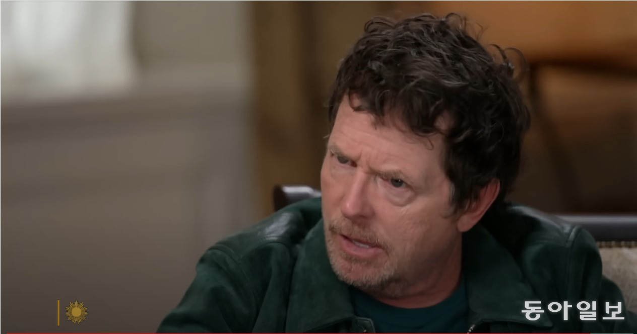 영화 ‘백투더퓨처’ 시리즈 주인공인 배우 마이클 J 폭스가 2024년 11월 미국 CBS 방송에 출연해 32년간의 파킨슨병 투병 생활에 관해 얘기하는 모습. 그는 1991년 파킨슨병을 진단받았다. 동아일보DB