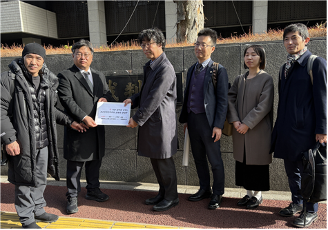 서해 피살 공무원 고 이대준 씨의 유족과 변호인이 26일 일본 도쿄지법에서 일본의 강제북송 피해자 유족과 변호인을 만났다. 왼쪽부터 이 씨의 유족 이래진 씨, 김기윤 변호사, 강제북송 피해자 유족 측 일본 변호인들. 이 씨 측 제공