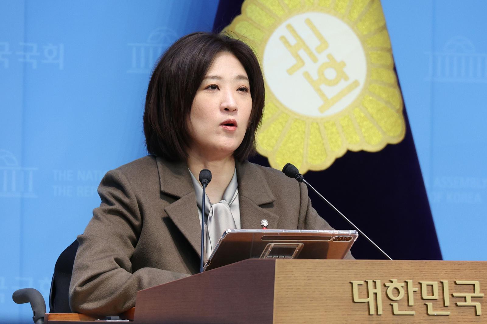 최보윤 국민의힘 수석대변인이 11일 서울 여의도 국회 소통관에서 현안 브리핑을 하고 있다. 2026.1.11/뉴스1