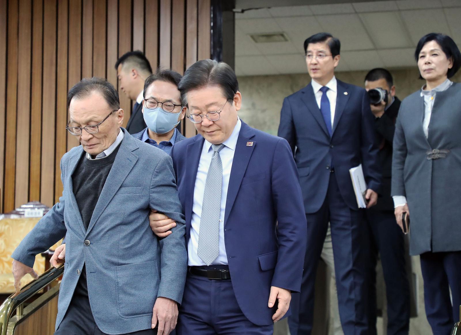 2024년 11월 당시 더불어민주당 대표였던 이재명 대통령이 국회에서 이해찬 당시 상임고문(왼쪽)을 팔로 부축하며 함께 계단을 내려오고 있다. 동아일보DB