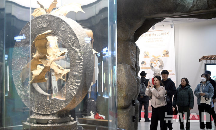 ‘혈세 낭비’ 지적받던 함평 황금박쥐상, 금값 폭등에 27억서 386억 됐다