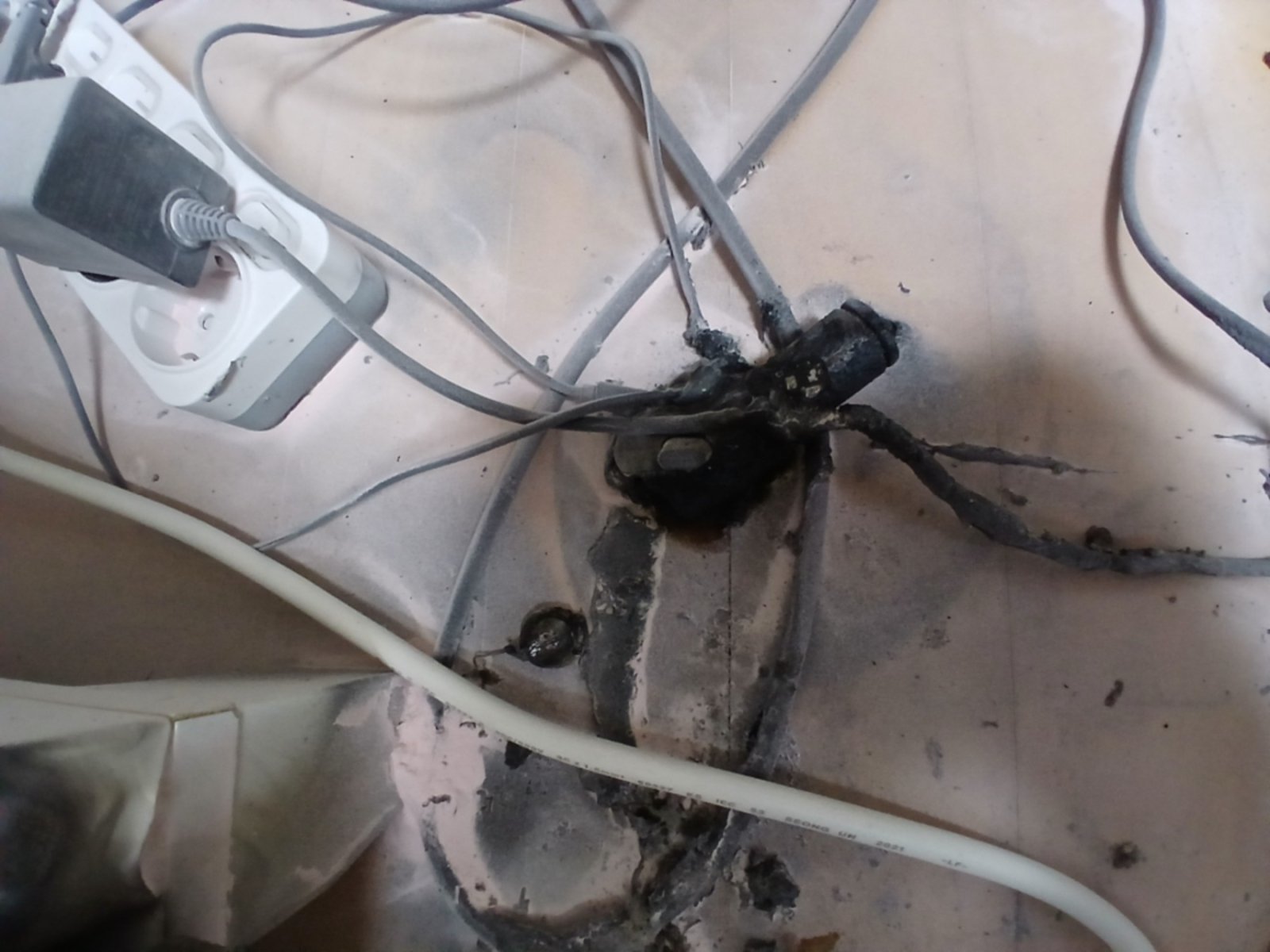 27일 오전 5시 22분께 전북 익산시 송학동의 한 아파트에서 휴대용 보조배터리가 폭발했다.(전북소방본부 제공. 재판매 및 DB금지)