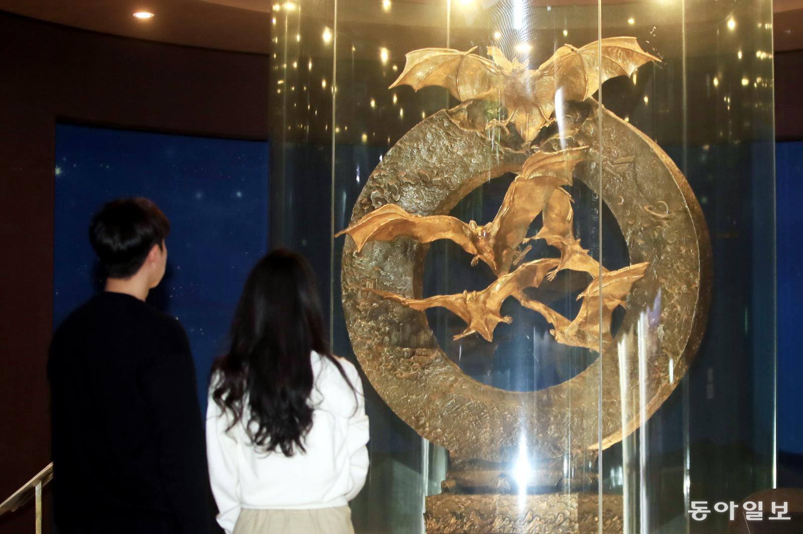 함평나비대축제 개막을 하루 앞둔 2023년 4월 27일 전남 함평군 황금박쥐생태전시장에서 관계자들이 나비축제 기간에 일반인에게 공개되는 시가 140억 원대의 순금으로 만들어진 황금박쥐상 전시를 준비하며 살펴보고 있다. 황금박쥐상은 순금 162㎏과 은 281㎏ 등으로 제작된 대형 조형물이다. 함평=박영철 기자 skyblue@donga.com