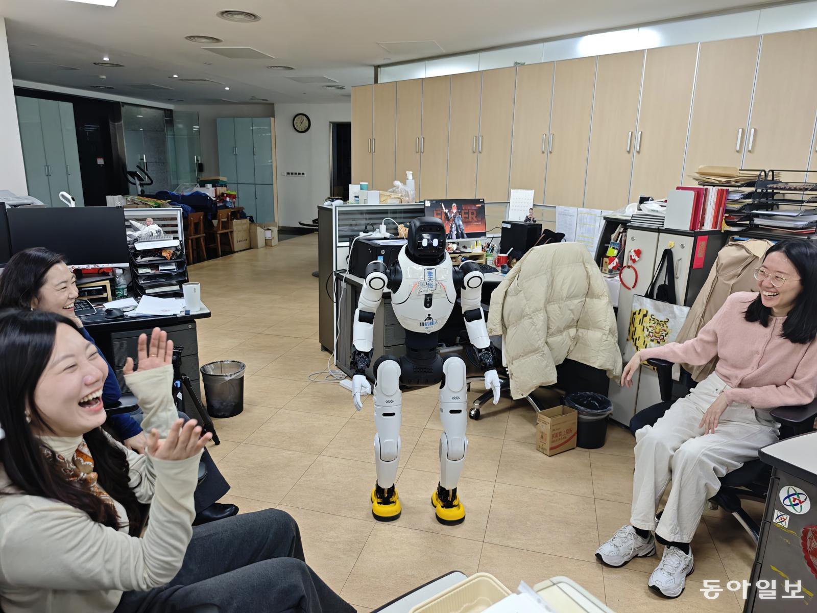 최근 중국에서는 휴머노이드 로봇을 임대해주는 온라인 플랫폼이 인기를 끌고 있다. 23일 오전 베이징시 차오양구의 한 기업 사무실에서 임대 로봇이 직원들의 질문에 대답하고 있다. 최근 중국 로봇을 활용한 이벤트를 진행하는 기업이 많아지고 있다. 베이징=김철중 특파원 tnf@donga.com