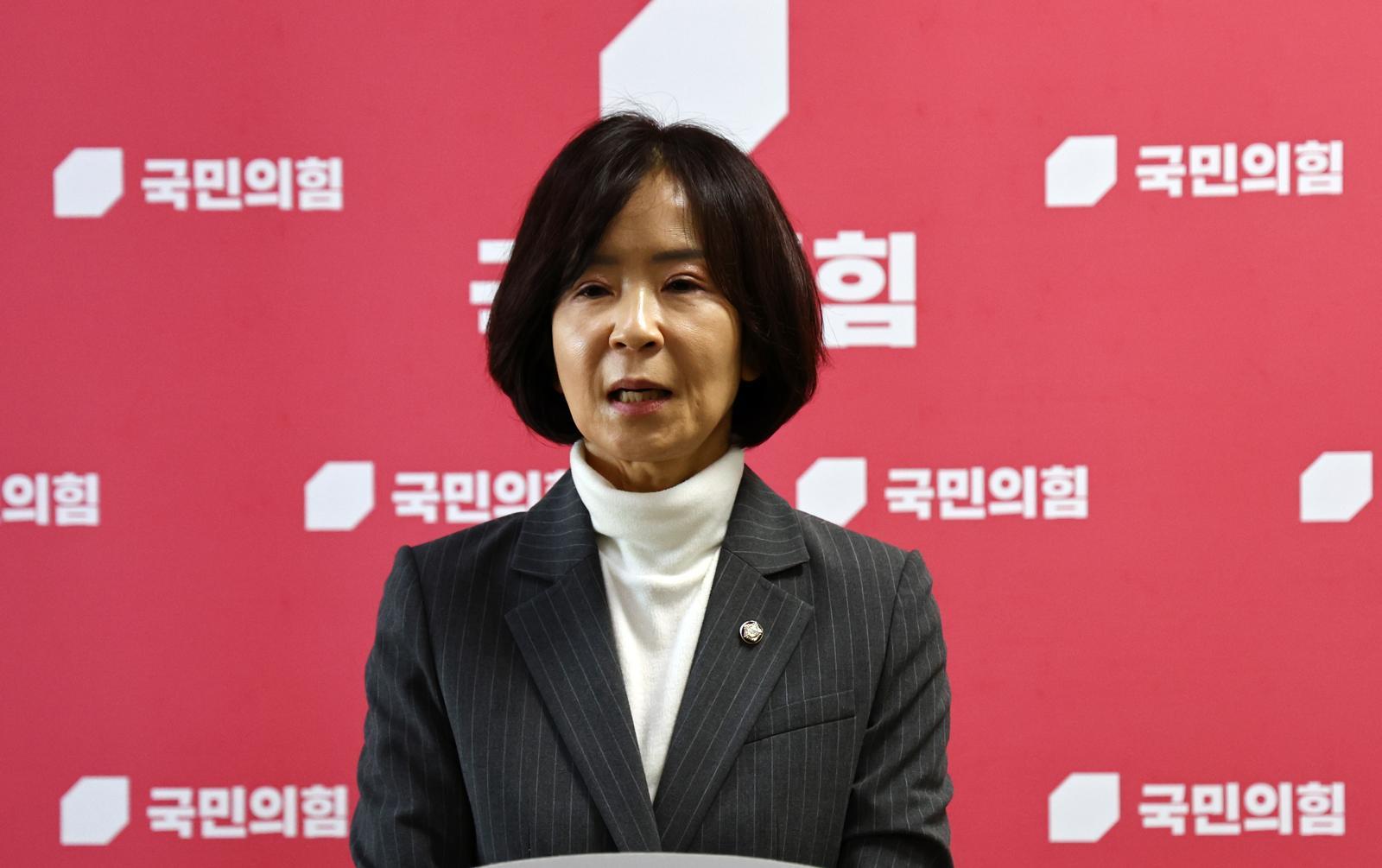 최수진 국민의힘 원내수석대변인이 21일 오전 서울 여의도 국회에서 ‘원내대표-초선 의원 모임’이 끝난 후 기자회견하고 있다. 뉴시스