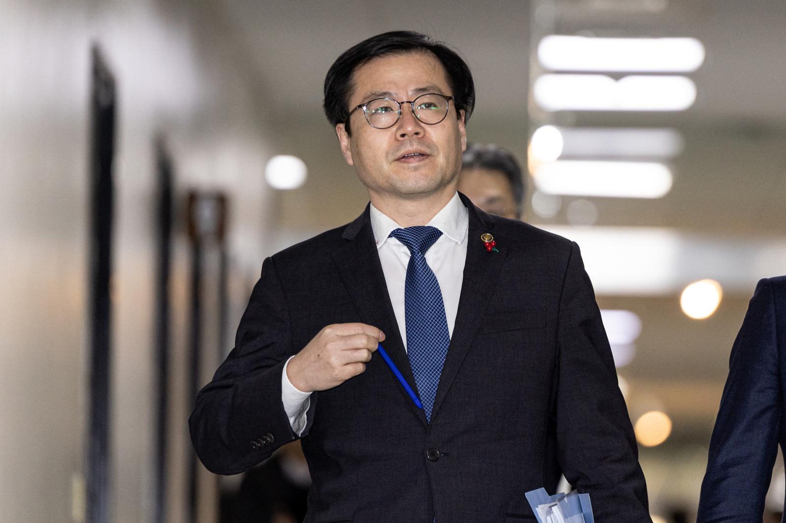 여한구 산업통상부 통상교섭본부장이 27일 서울 여의도 국회에서 미국 관세 관련 보고를 위해 국회 산업통상자원중소벤처기업위원회 위원장실로 향하고 있다. 뉴스1