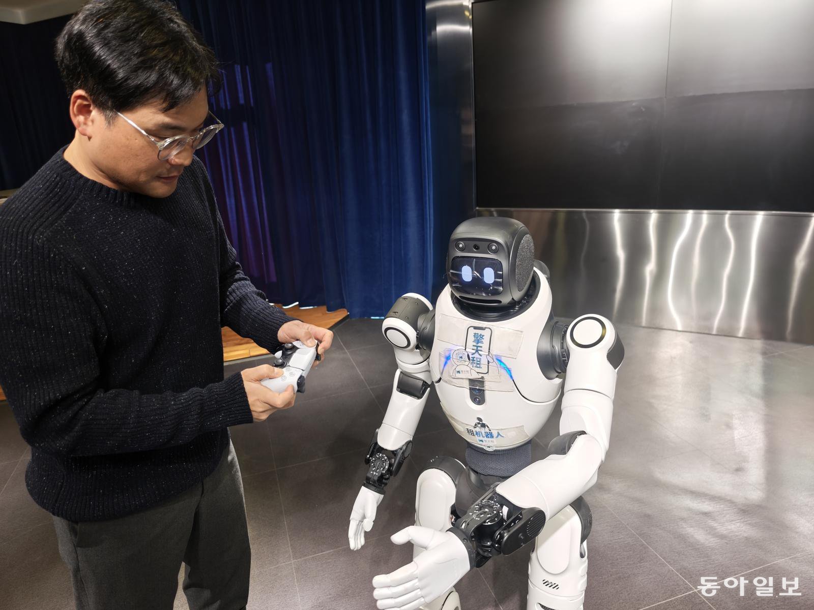 조이스틱을 이용하면 로봇을 걷게 하거나 악수나 손 흔들기 등의 간단한 동작을 직접 시켜볼 수 있다. 베이징=김철중 특파원 tnf@donga.com