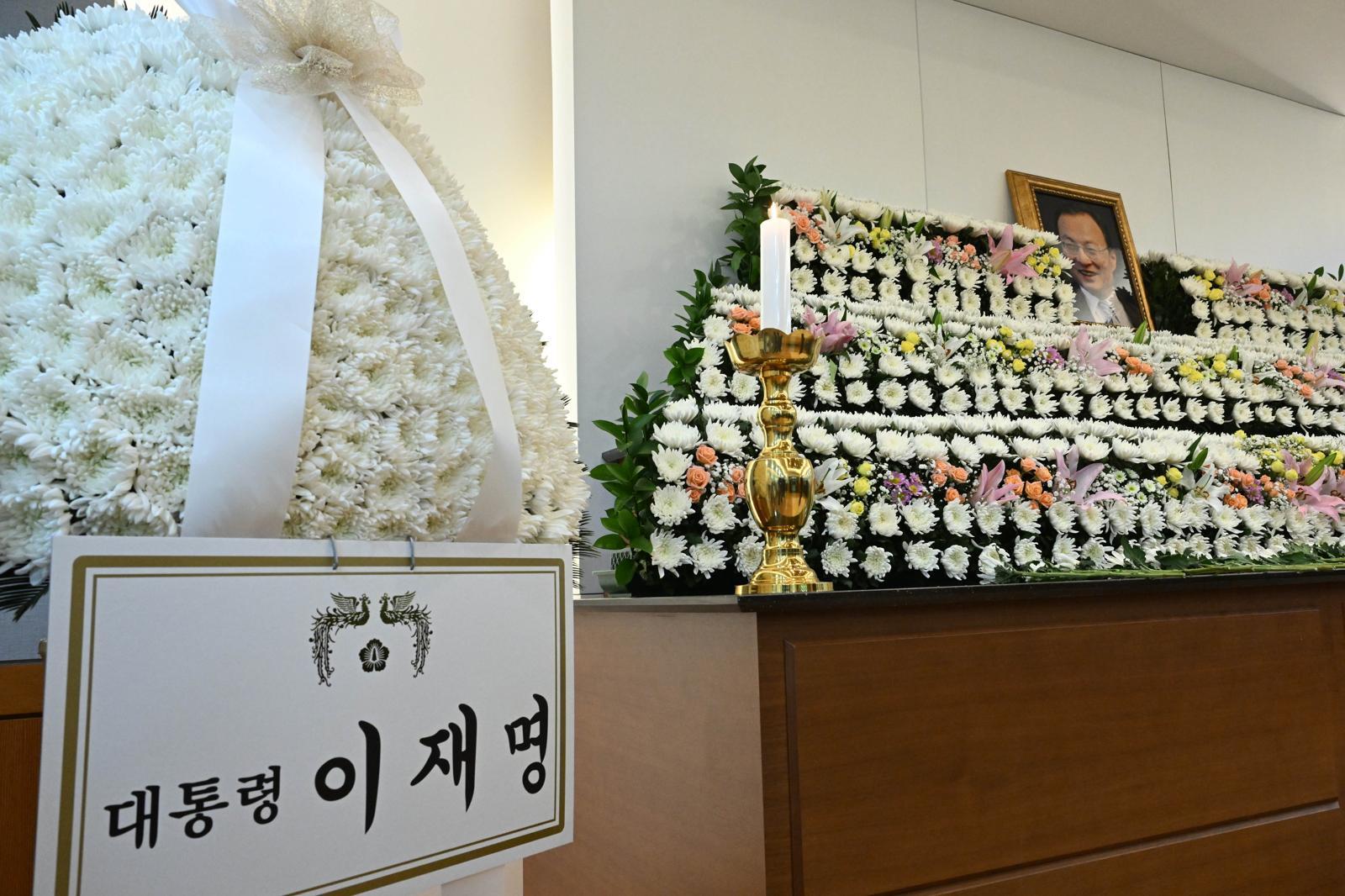 27일 서울 종로구 서울대학교병원 장례식장에 마련된 이해찬 민주평화통일자문회의 수석부의장의 빈소에 이재명 대통령 근조화환이 놓여있다. 2026.1.27 사진공동취재단