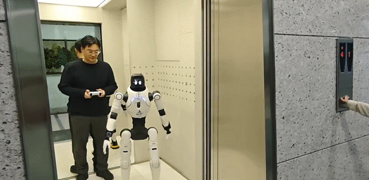 엘리베이터에서 로봇 내리는 장면
