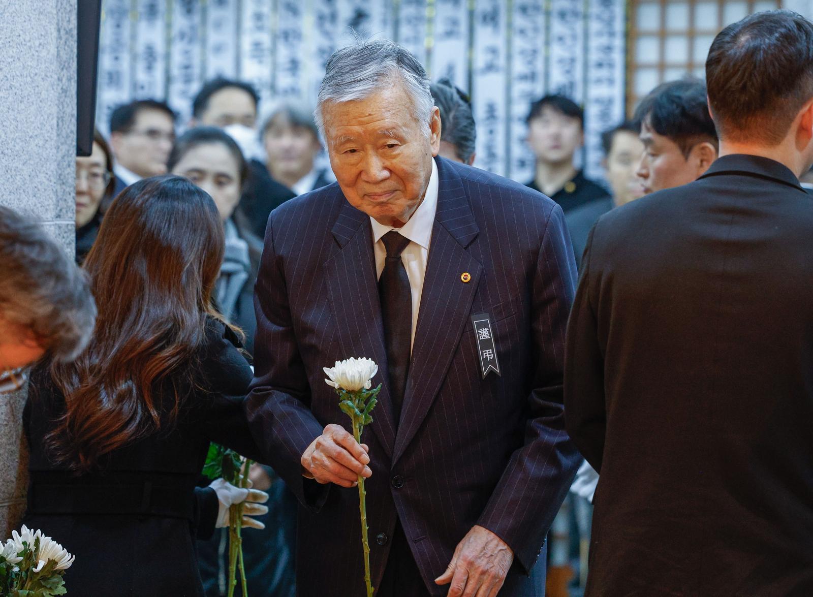 27일 서울 종로구 서울대학교병원 장례식장에 이해찬 민주평화통일자문회의 수석부의장의 빈소가 마련된 가운데 이중근 부영그룹 회장이 조문을 하고 있다. 이 전 총리는 베트남 출장 중 지난 23일 심근경색으로 쓰러져 병원으로 긴급 이송된 지 이틀만에 숨을 거뒀다.