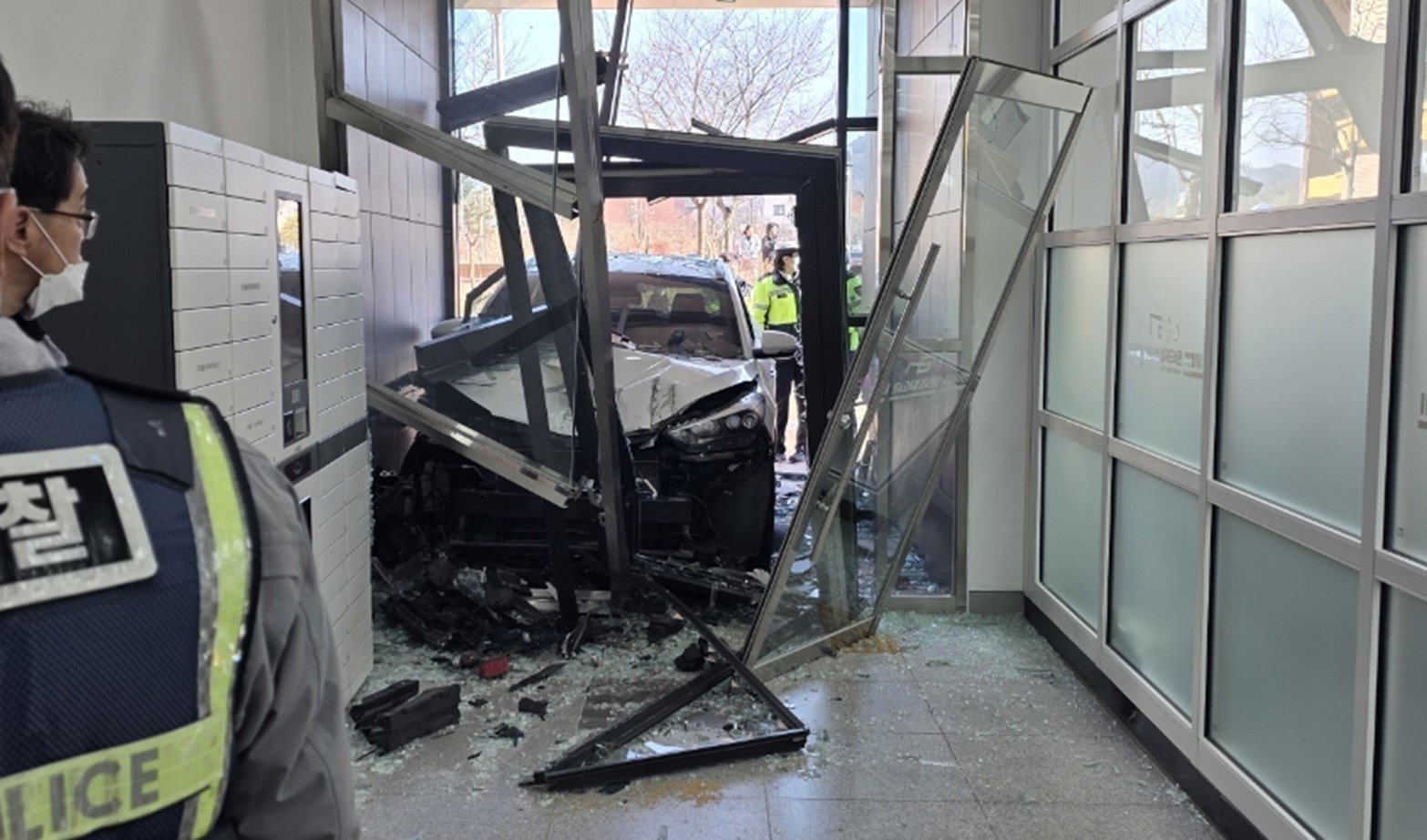 27일 낮 12시 57분쯤 경북 김천시 율곡동에서 차량이 율곡시립도서관으로 돌진하는 사고가 발생했다.(경북소방 제공. 재판매 및 DB금지)/뉴스1