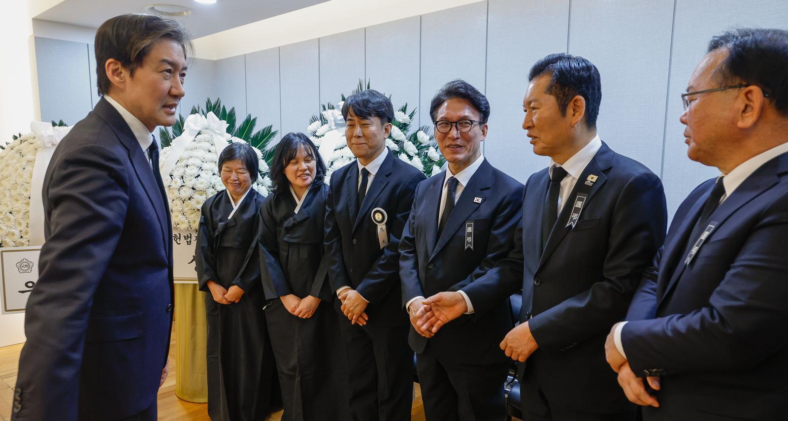 27일 서울 종로구 서울대학교병원 장례식장에 이해찬 민주평화통일자문회의 수석부의장의 빈소가 마련된 가운데 조국혁신당 조국 대표(왼쪽)가 더불어민주당 정청래 대표(오른쪽 두번째)와 대화를 나누고 있다. 이 전 총리는 베트남 출장 중 지난 23일 심근경색으로 쓰러져 병원으로 긴급 이송된 지 이틀만에 숨을 거뒀다.