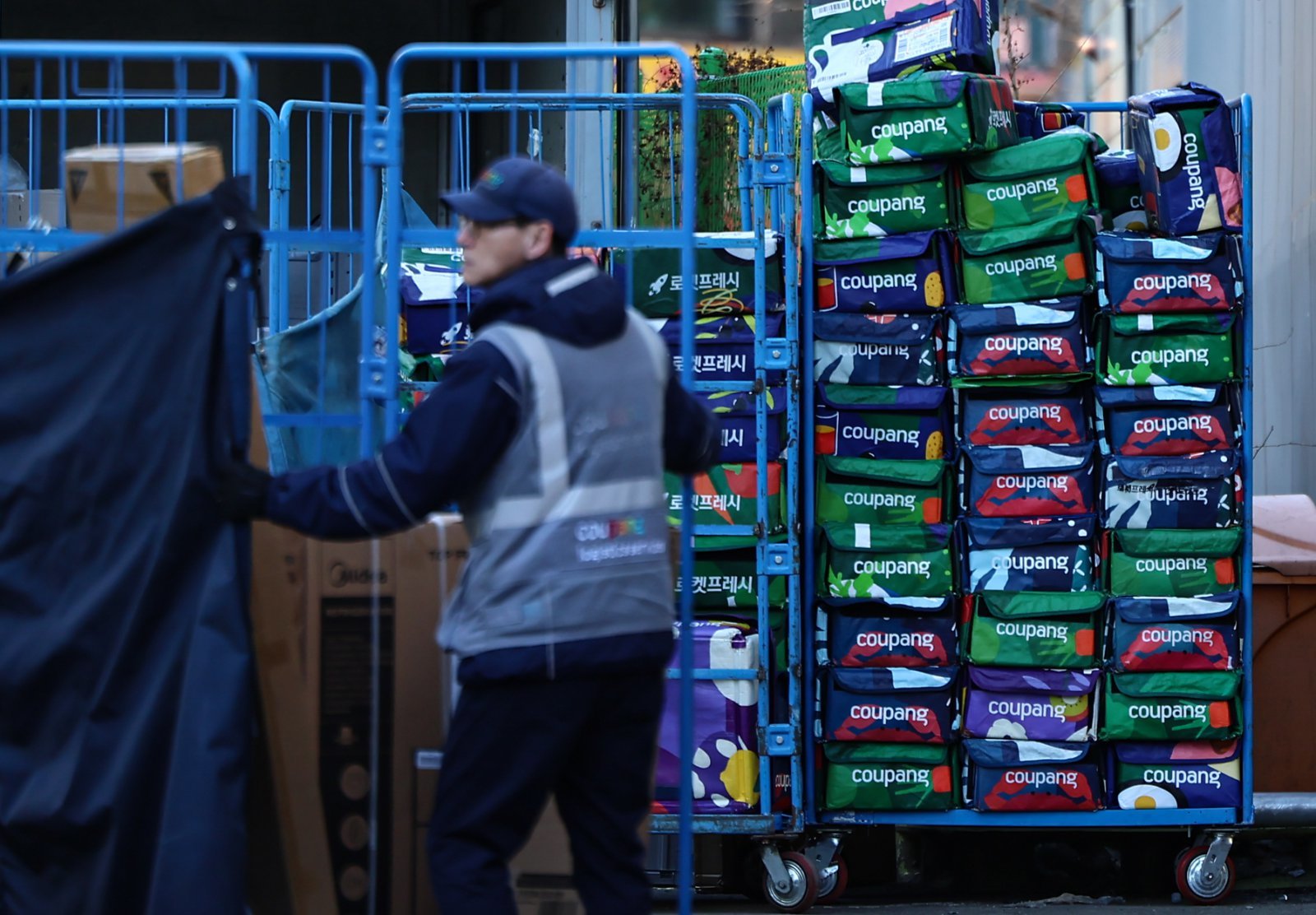 국회에서 30일부터 이틀간 ‘쿠팡 침해 사고 및 개인정보 유출, 불공정 거래, 노동환경 실태 파악과 재발 방지 대책 마련을 위한 청문회’가 진행된다. 사진은 이날 서울 시내 한 쿠팡 물류센터. 2025.12.30/뉴스1