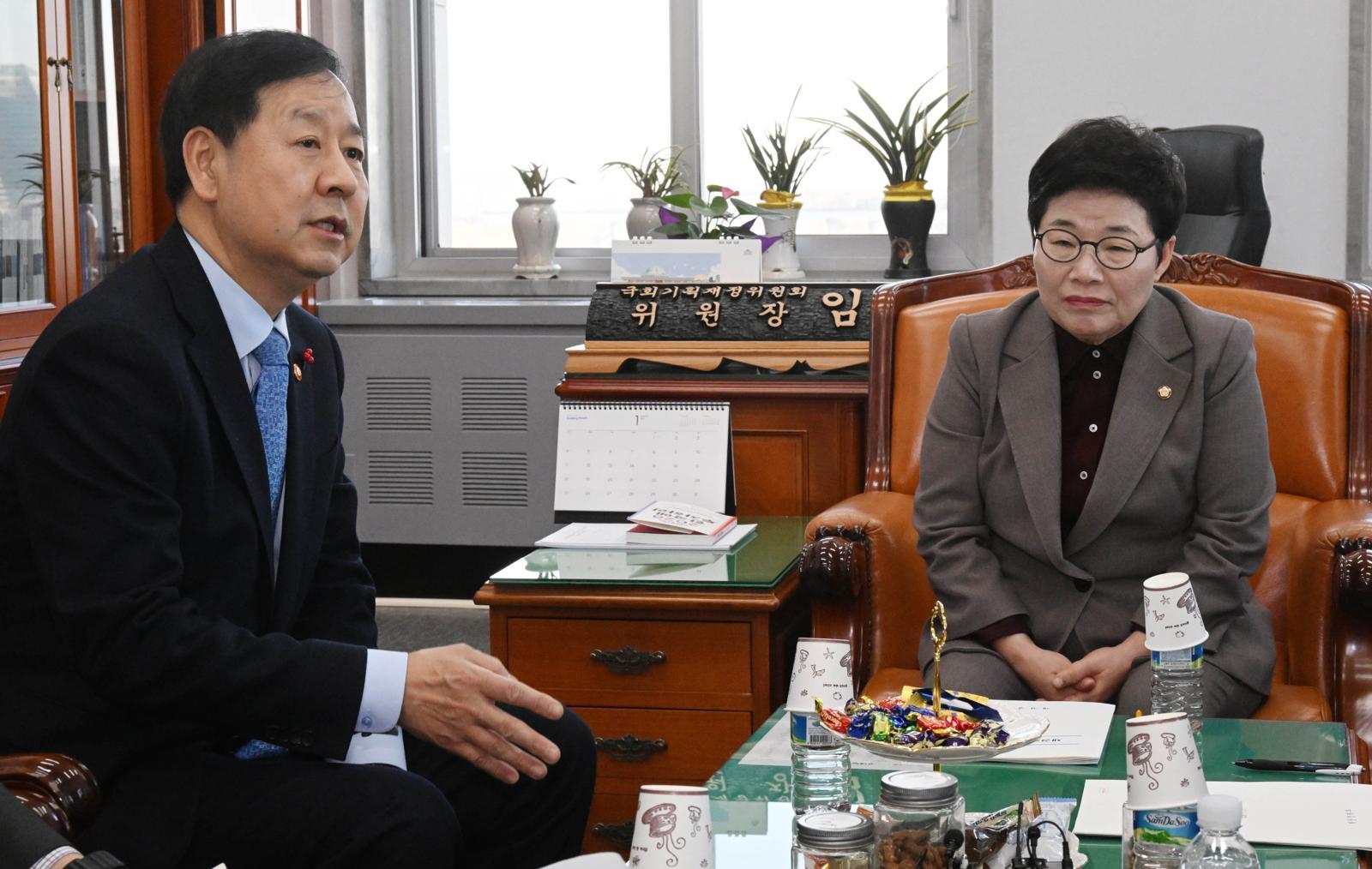 임이자 국회 재정경제기획위원장과 구윤철 경제부총리 겸 재정경제부 장관이 27일 서울 여의도 국회에서 도널드 트럼프 미국 대통령의 관세 인상 언급과 관련해 면담하고 있다. (공동취재) 뉴시스