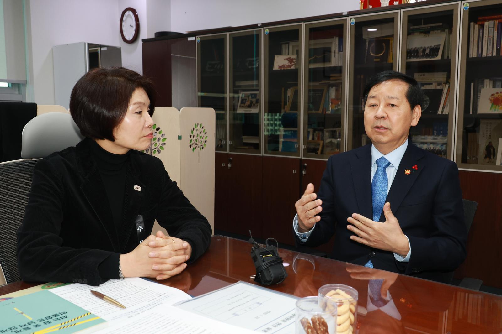 구윤철 경제부총리 겸 재정경제부 장관이 27일 서울 여의도 국회 의원회관에서 한정애 더불어민주당 정책위의장과 대화를 나누고 있다. 뉴시스