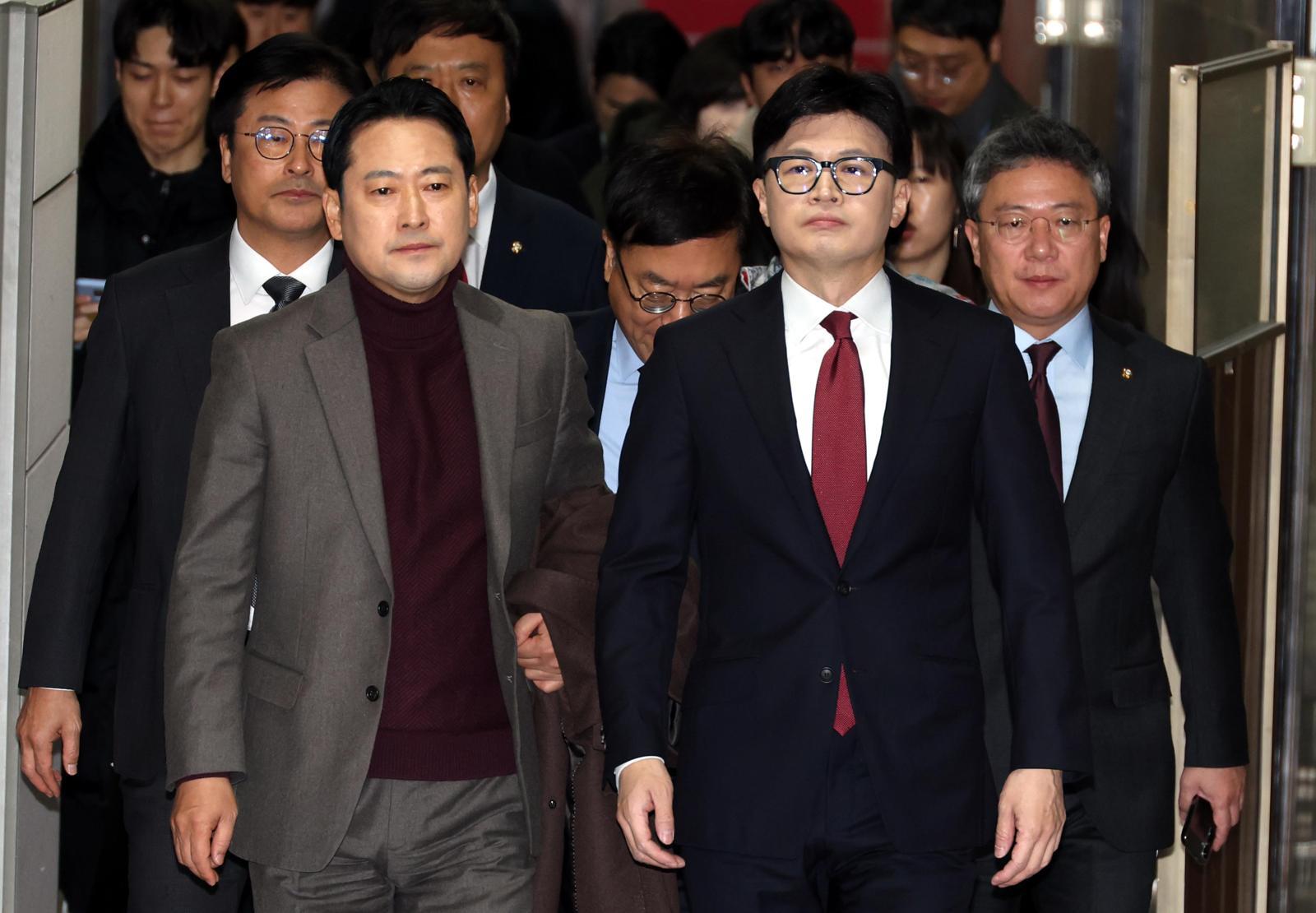 2024년 12월 12일 국회에서 한동훈 당시 국민의힘 대표(가운데)가 최고위원이었던 장동혁 현 국민의힘 대표(왼쪽)와 걸어가고 있다. 뉴시스