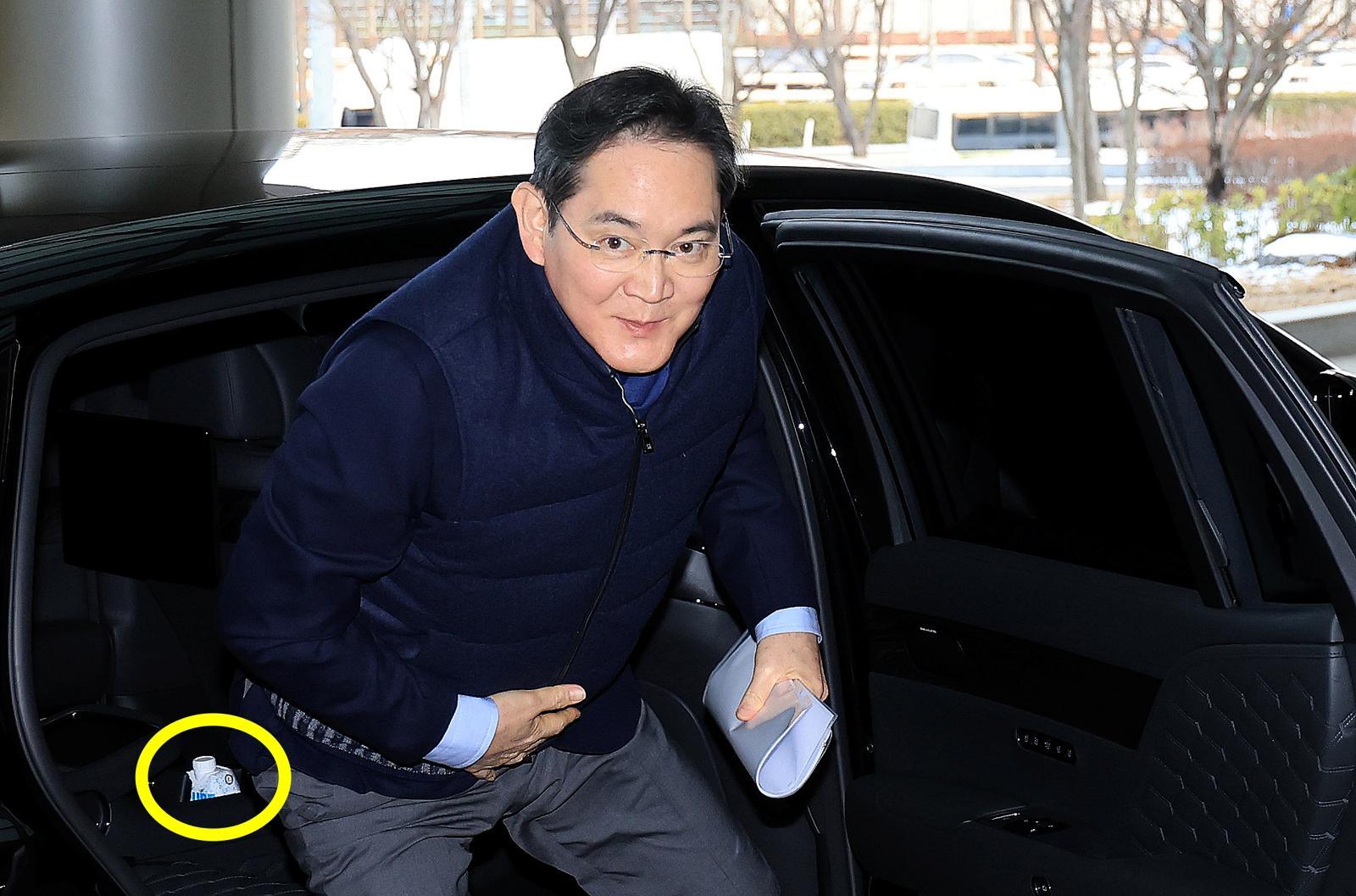 이재용 삼성전자 회장이 26일 서울 강서구 김포공항 비즈니스항공센터에 도착해 차량에서 내릴 당시 차 안에서 포착된 코코넛워터가 화제가 되고 있다. 뉴스1