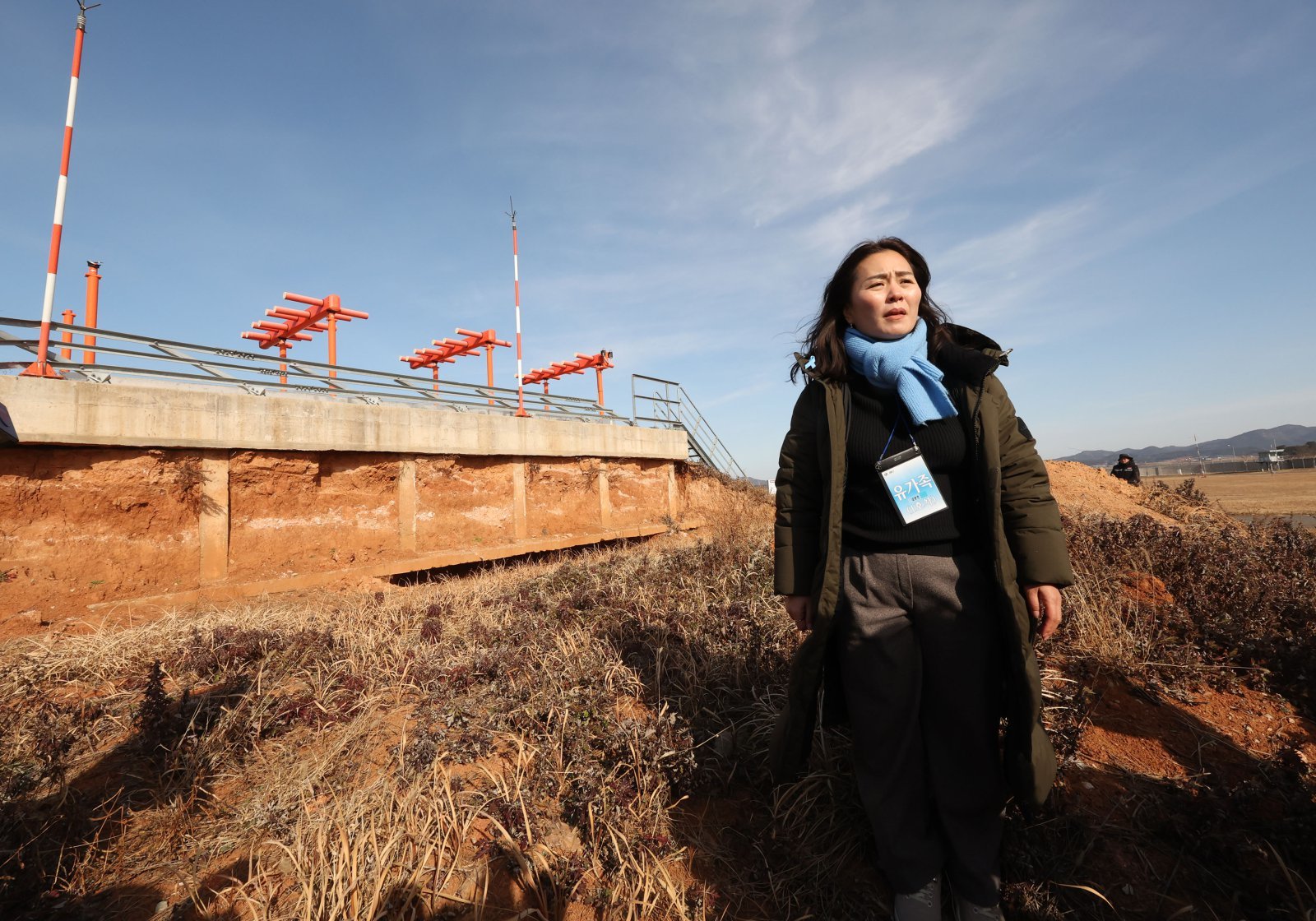20일 무안국제공항에서 열린 12·29 여객기 참사 진상규명을 위한 국정조사 특별위원회 현장조사에서 김유진 유가협 대표가 로컬라이저 앞 치워진 잔해물과 관련해 항의하고 있다. 2026.1.20/뉴스1