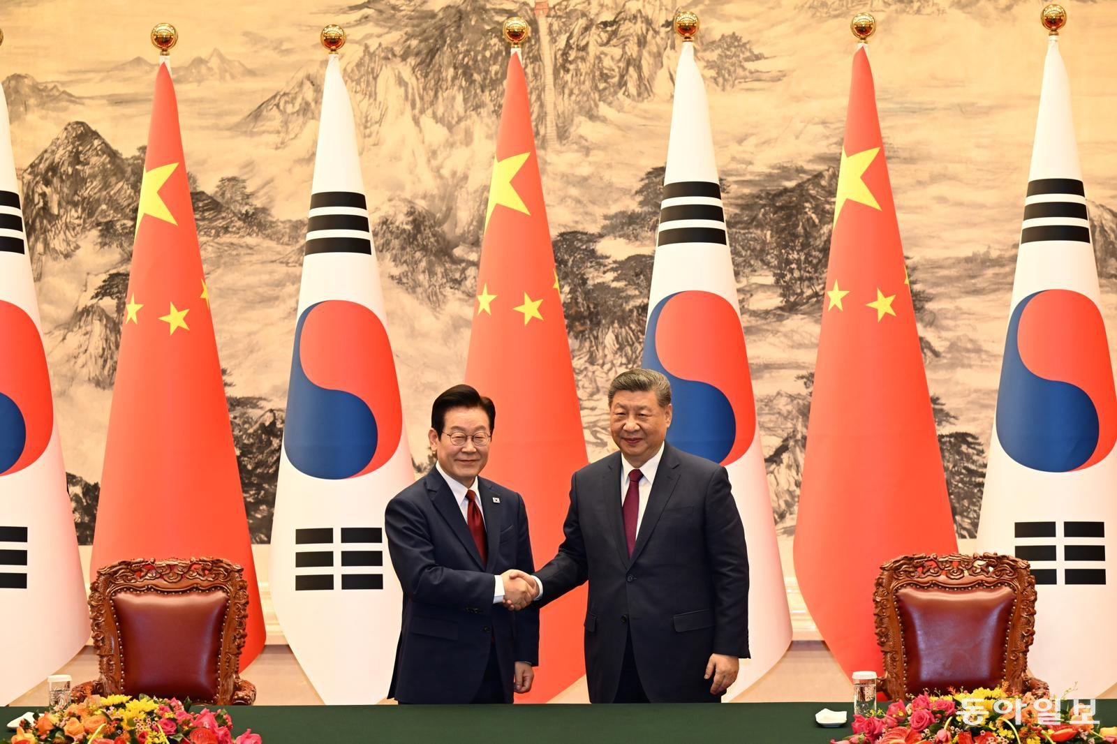 이재명 대통령과 시진핑 중국 국가주석(오른쪽)이 5일 오후 베이징 인민대회당에서 열린 MOU 서명식에서 악수를 하고 있다. 베이징=송은석 기자 silverstone@donga.com