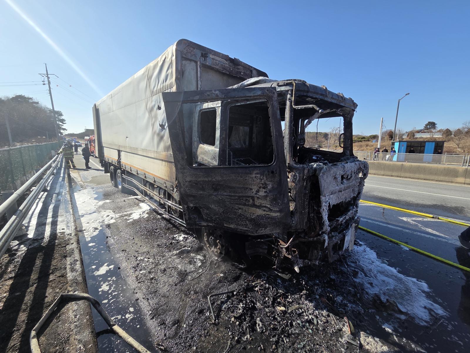 논산 노성면 차량 화재 현장. (논산소방서 제공, 재판매 및 DB금지) / 뉴스1
