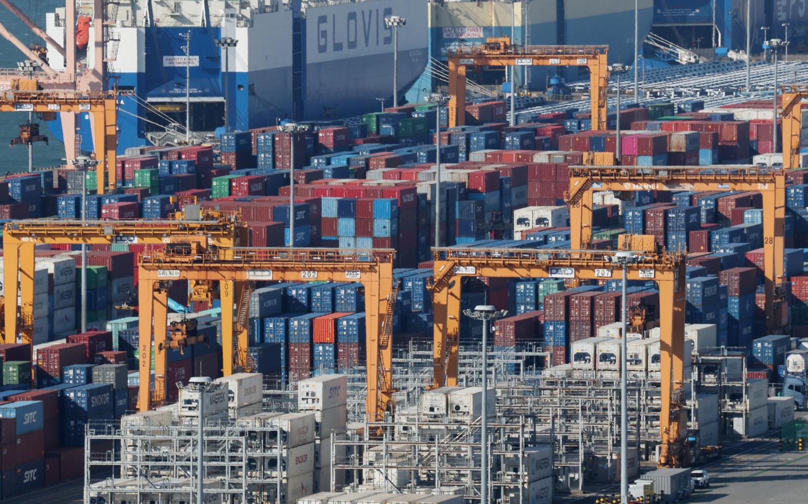 경기 평택시 포승읍 평택항에 수출용 컨테이너가 쌓여있는 모습. 2026.1.13/뉴스1