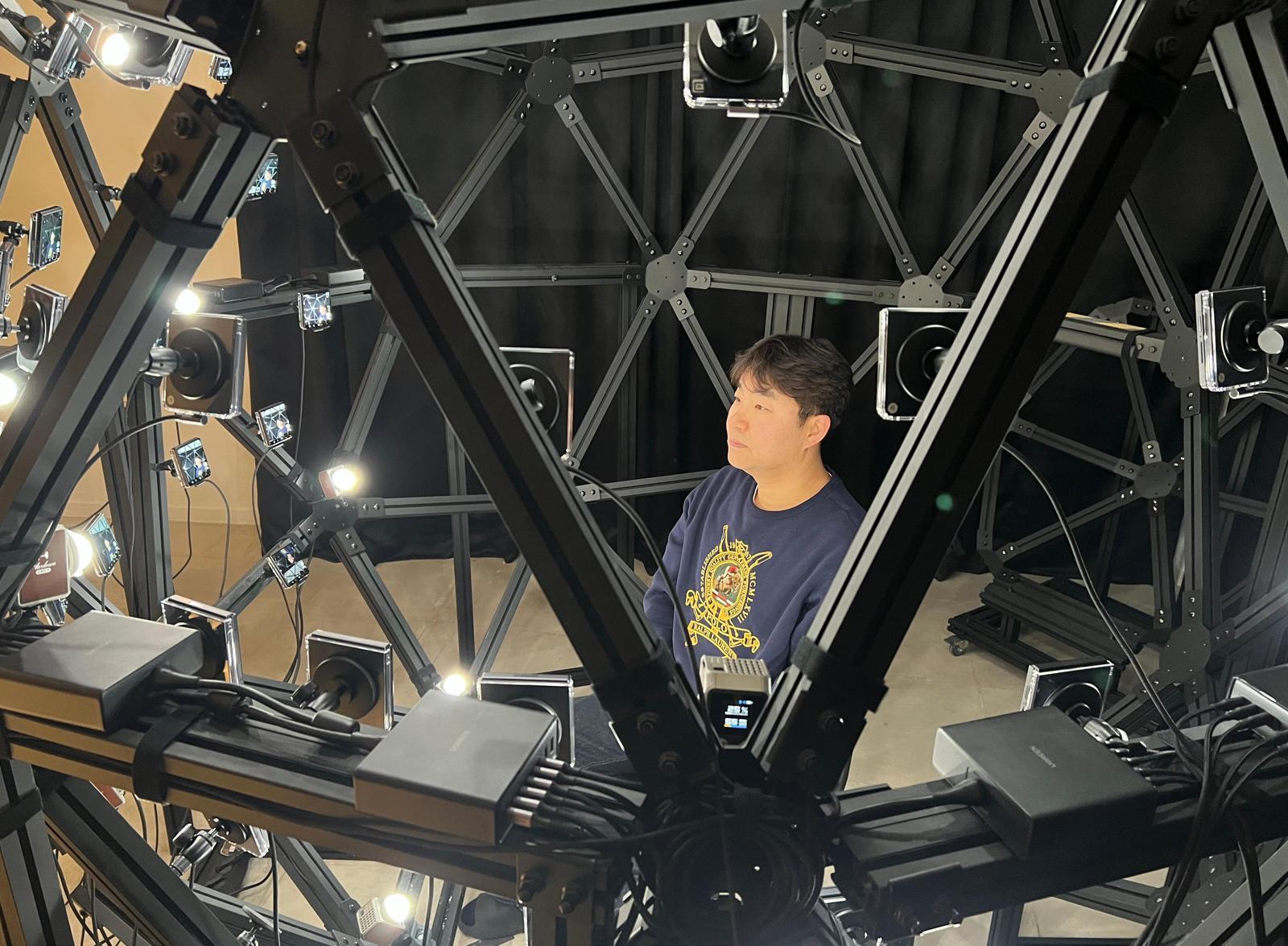 디지털 카메라 100여 대로 사람 외형, 표정, 몸짓 등을 기록해 디지털 데이터로 저장하는 3D 스캐너. 한국디지털디엔에이센터(KDDC)는 이 데이터가 합법적 디지털 초상권 행사의 기반이 될 수 있다고 설명한다. KDDC 제공