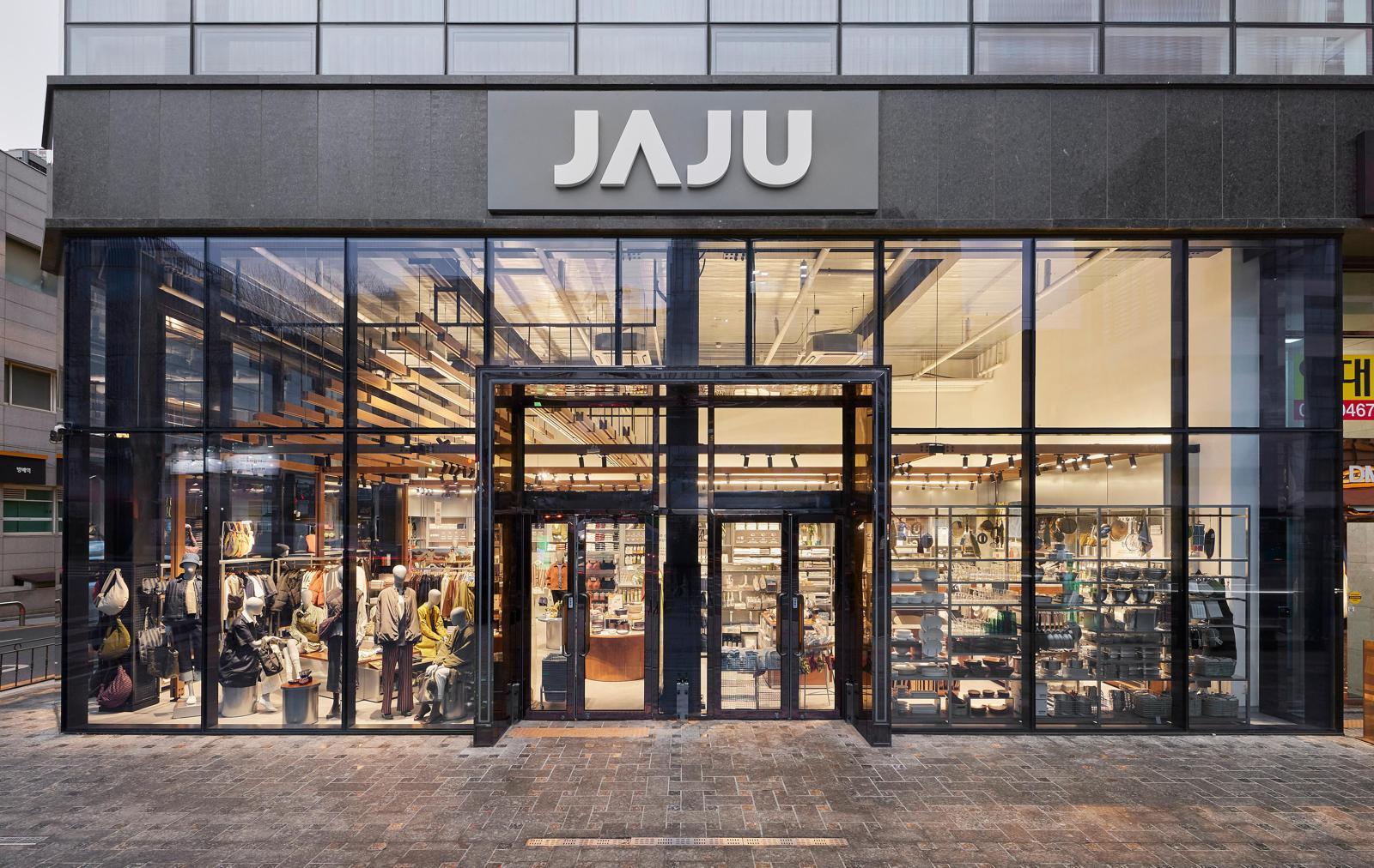 신세계까사로 편입된 생활용품 브랜드 자주(JAJU)가 아파트 단지 등 입지 특성에 맞춘 상품들을 선보이는 ‘콤팩트형 매장’을 연내 20곳까지 확대한다고 27일 밝혔다. 지난해 1월 서울 서초구에 오픈한 콤팩트형 매장인 서초방배점 모습. 신세계까사 제공