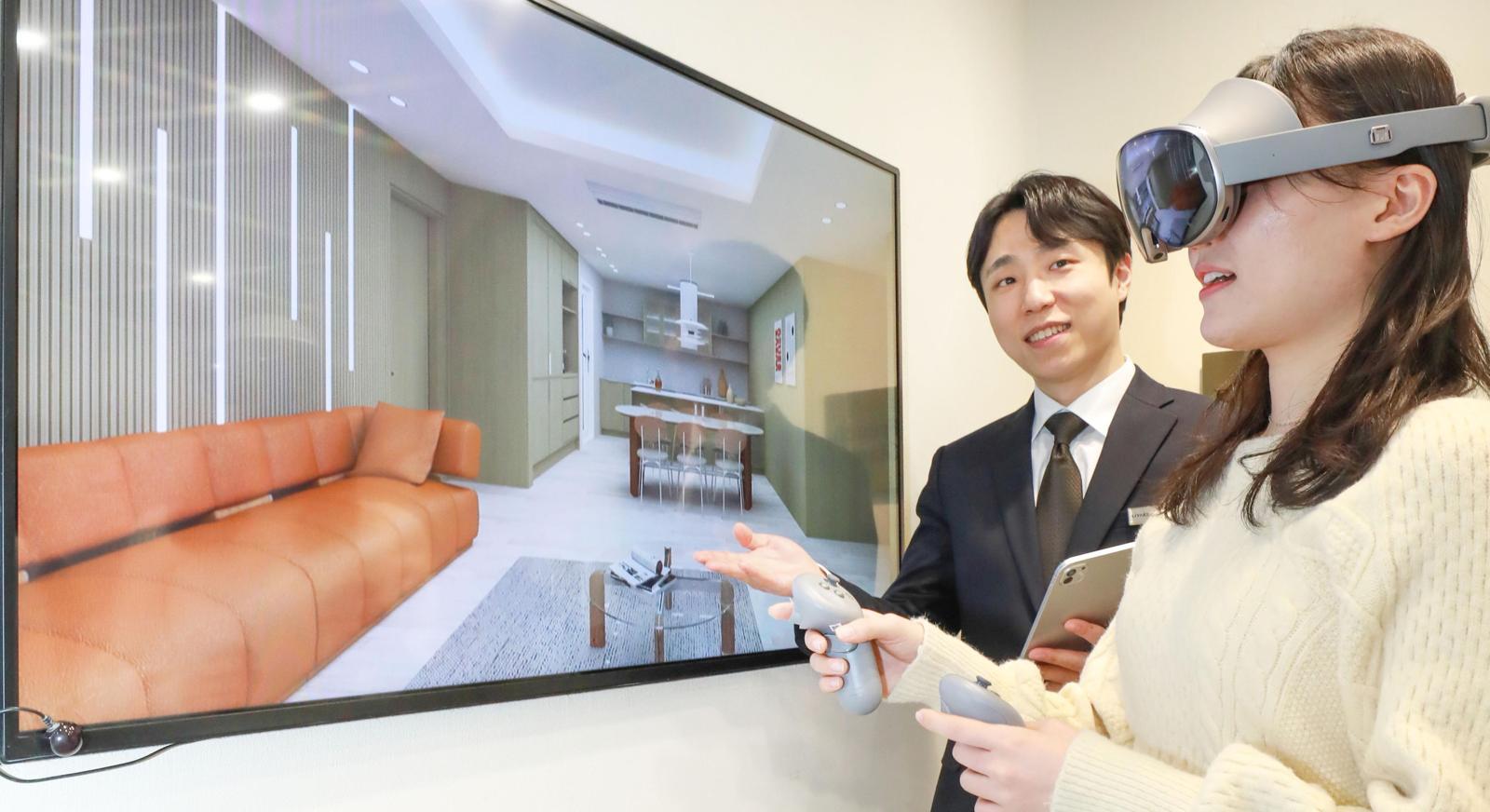 27일 서울 강남구에 위치한 현대리바트 오프라인 매장인 리바트토탈 강남에서 고객이 삼성전자 ‘갤럭시 XR’ 헤드셋을 끼고 확장현실(XR) 기술을 활용한 체험형 인테리어 상담을 받고 있다. 현대리바트 제공