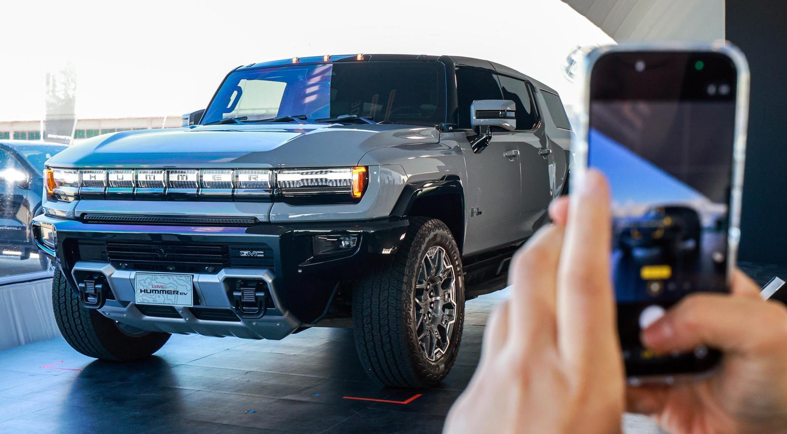 27일 경기 김포에서 열린 GMC 브랜드 데이에 참가한 참관객이 전시된 ‘허머 EV’를 휴대전화로 촬영하고 있다. 이번 브랜드 데이에서 제너럴모터스(GM)는 한국 시장에서 프리미엄 스포츠유틸리티차량(SUV)·픽업 전문 브랜드로 자리매김하겠다는 방향을 제시하며 대형 SUV 아카디아 등 간판 모델을 국내에 출시했다. 김포=뉴스1