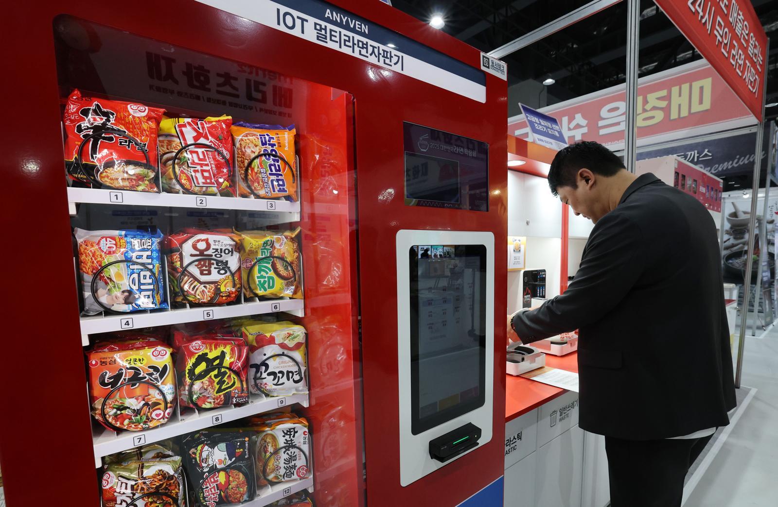 서울 강서구 코엑스 마곡에서 열린 ‘제78회 프랜차이즈 창업박람회 2025’를 찾은 예비창업자가 무인라면자판기를 살펴보고 있다. 뉴스1